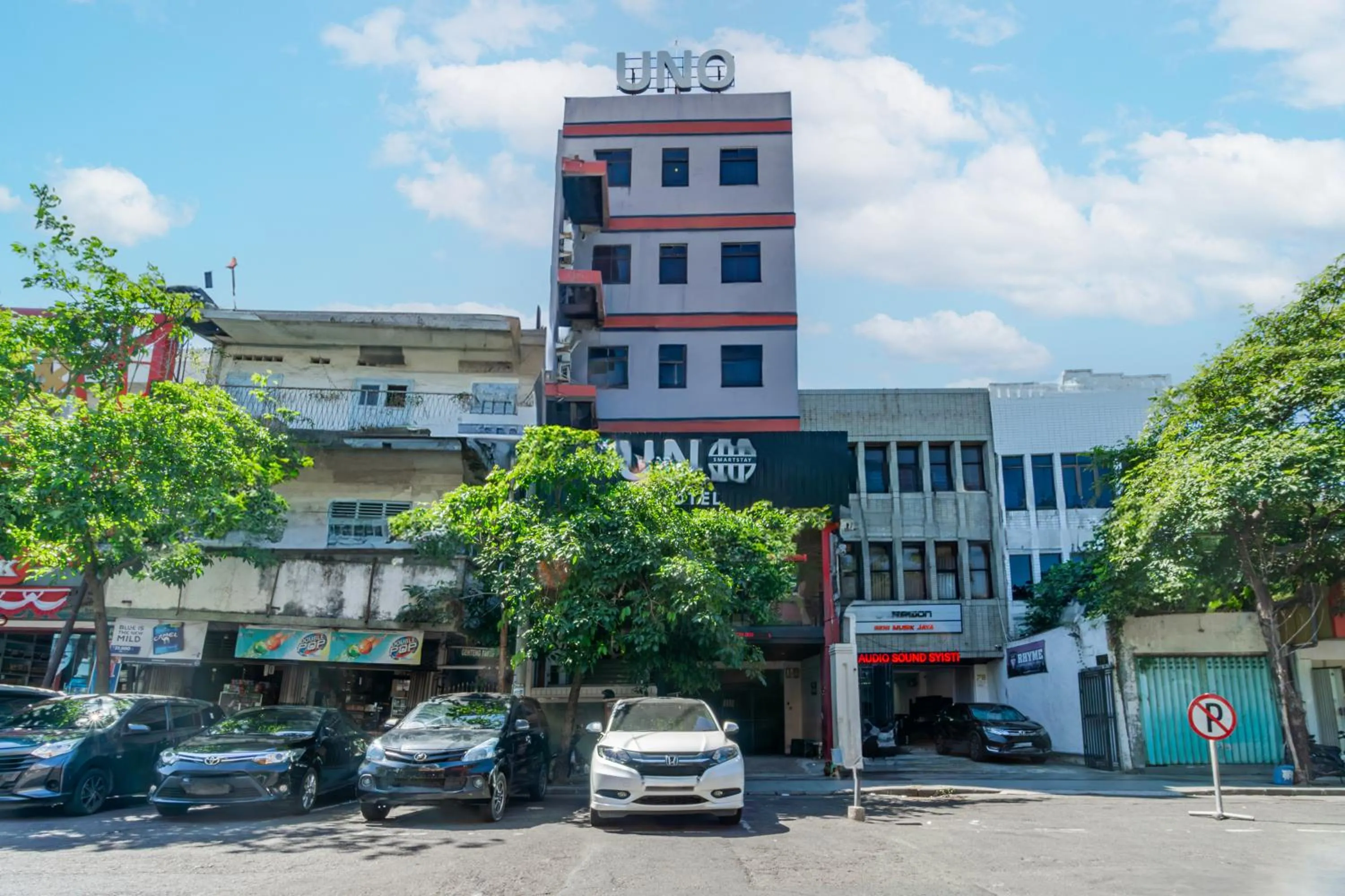 Property building in Hotel O Genteng Near Genteng Market Formerly Uno Hotel