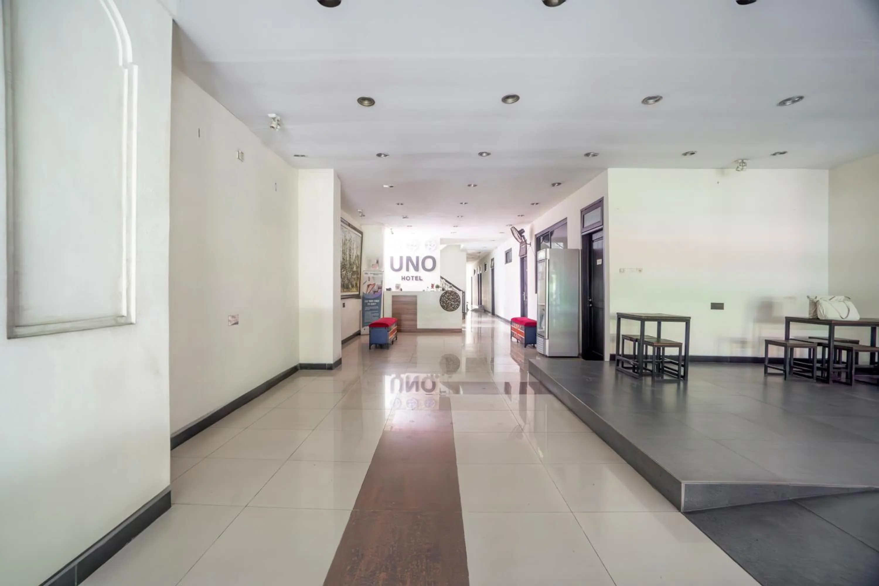 Lobby or reception in Hotel O Genteng Near Genteng Market Formerly Uno Hotel