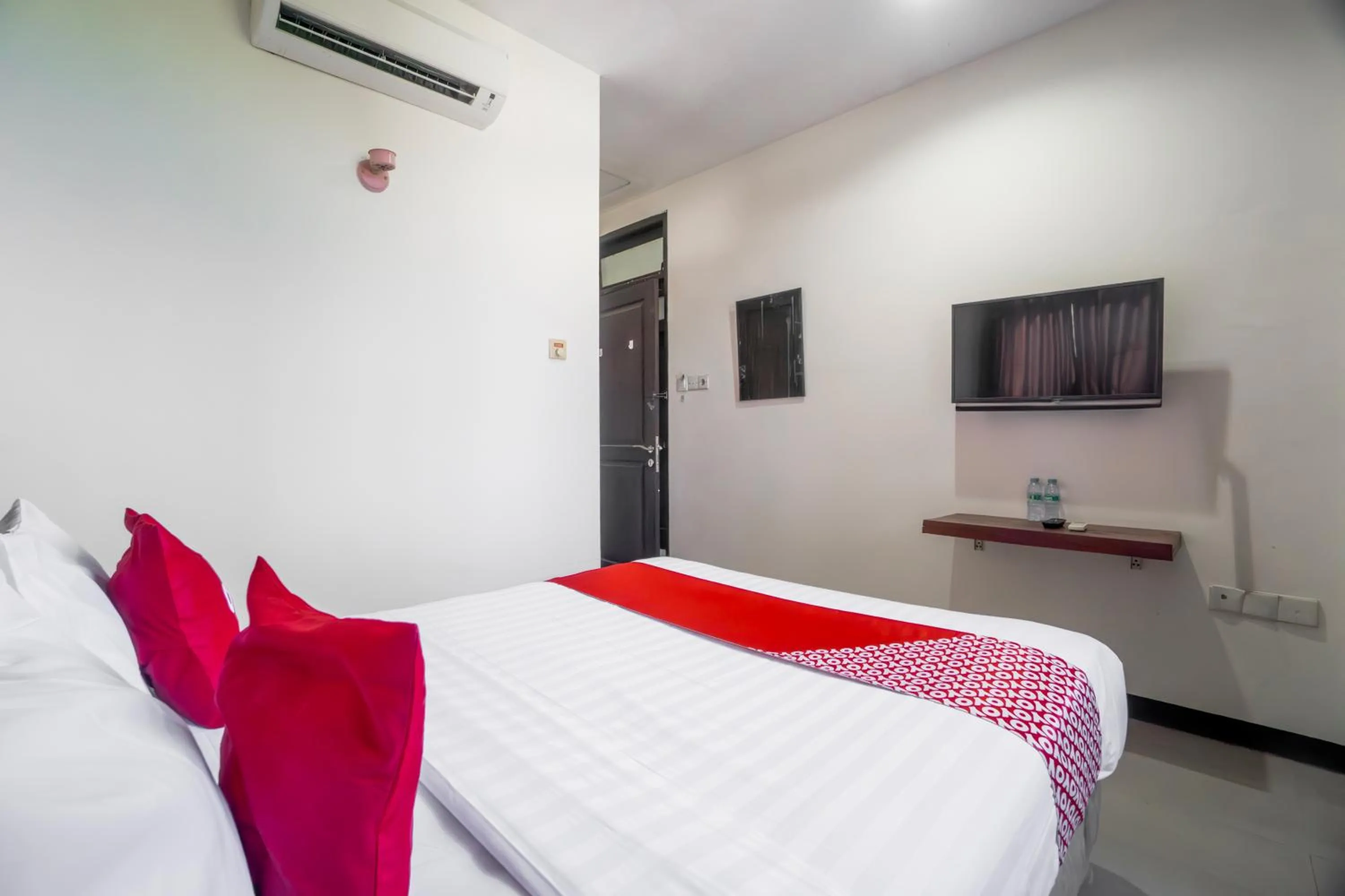 Bedroom, Bed in Hotel O Genteng Near Genteng Market Formerly Uno Hotel