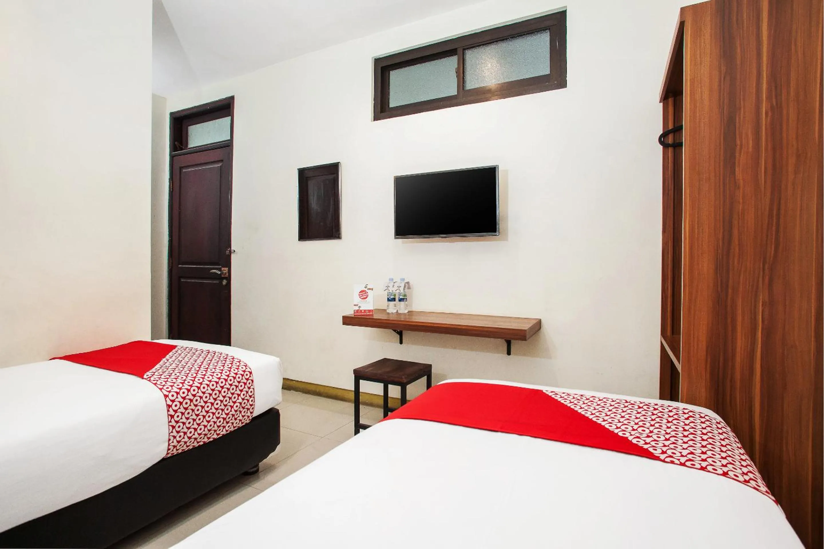 Bedroom, Bed in Hotel O Genteng Near Genteng Market Formerly Uno Hotel