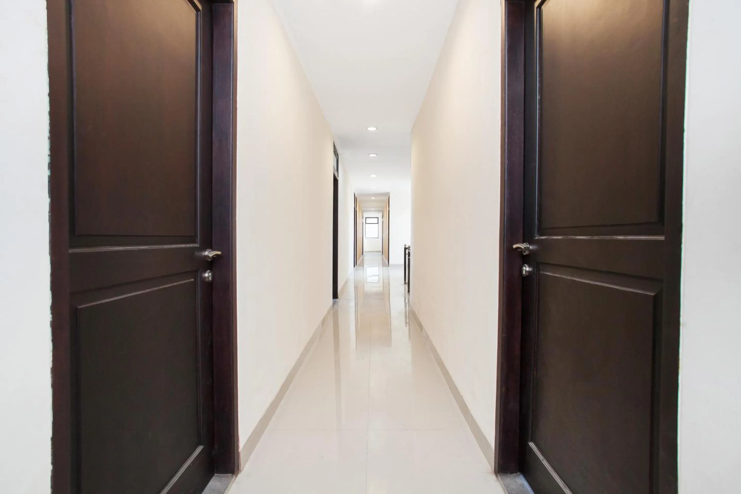 Lobby or reception in Hotel O Genteng Near Genteng Market Formerly Uno Hotel