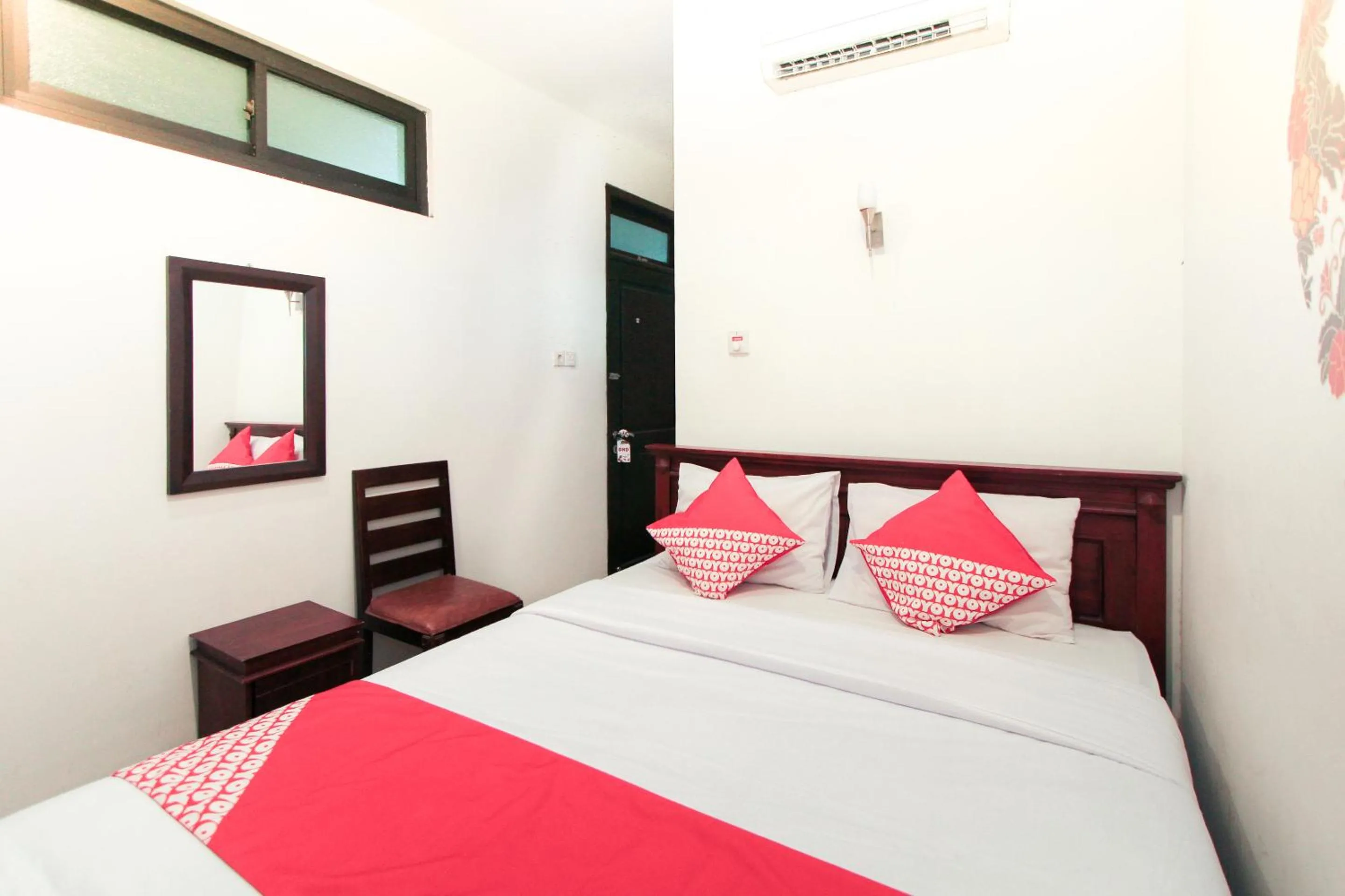 Bedroom, Bed in Hotel O Genteng Near Genteng Market Formerly Uno Hotel