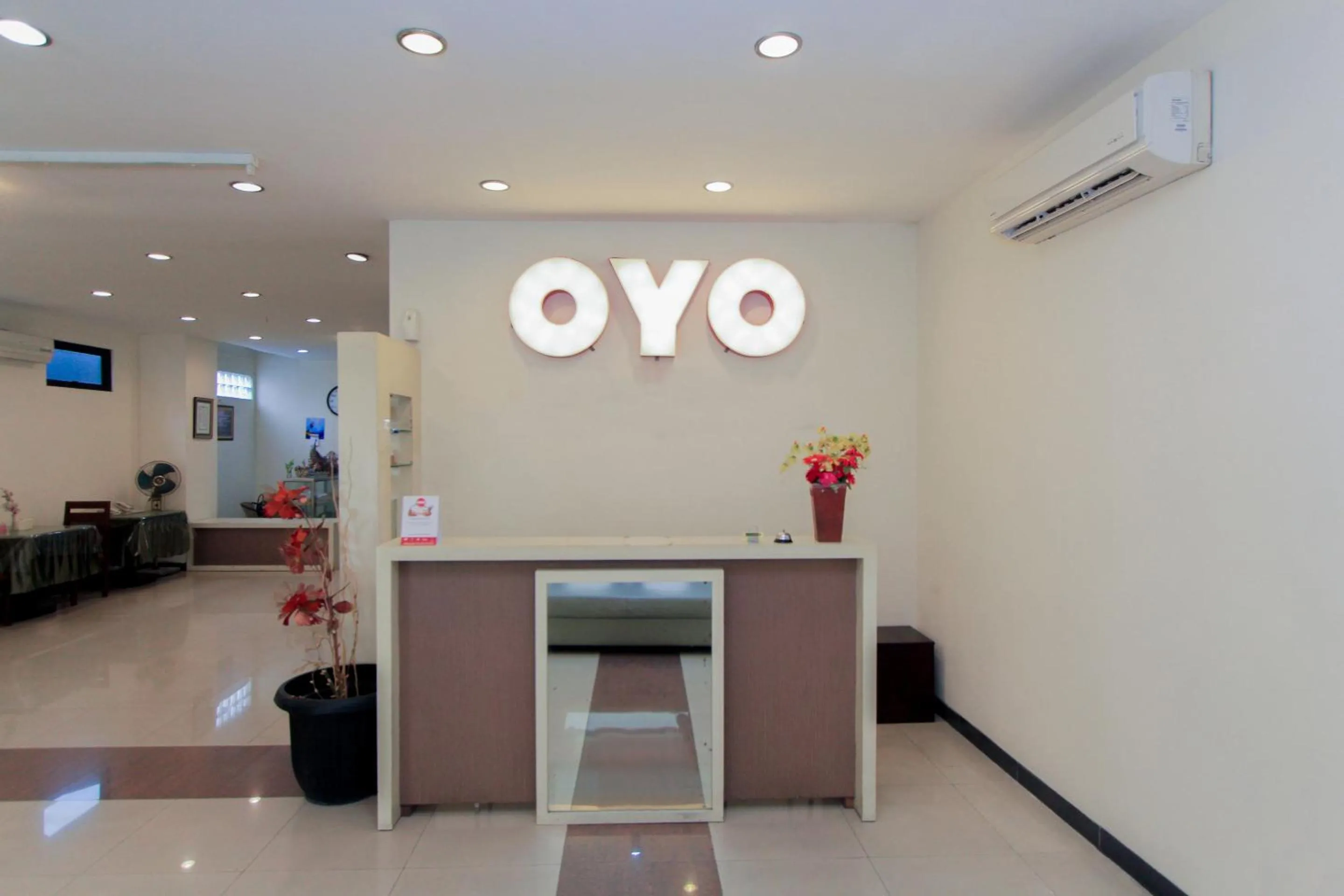 Lobby or reception in Hotel O Genteng Near Genteng Market Formerly Uno Hotel