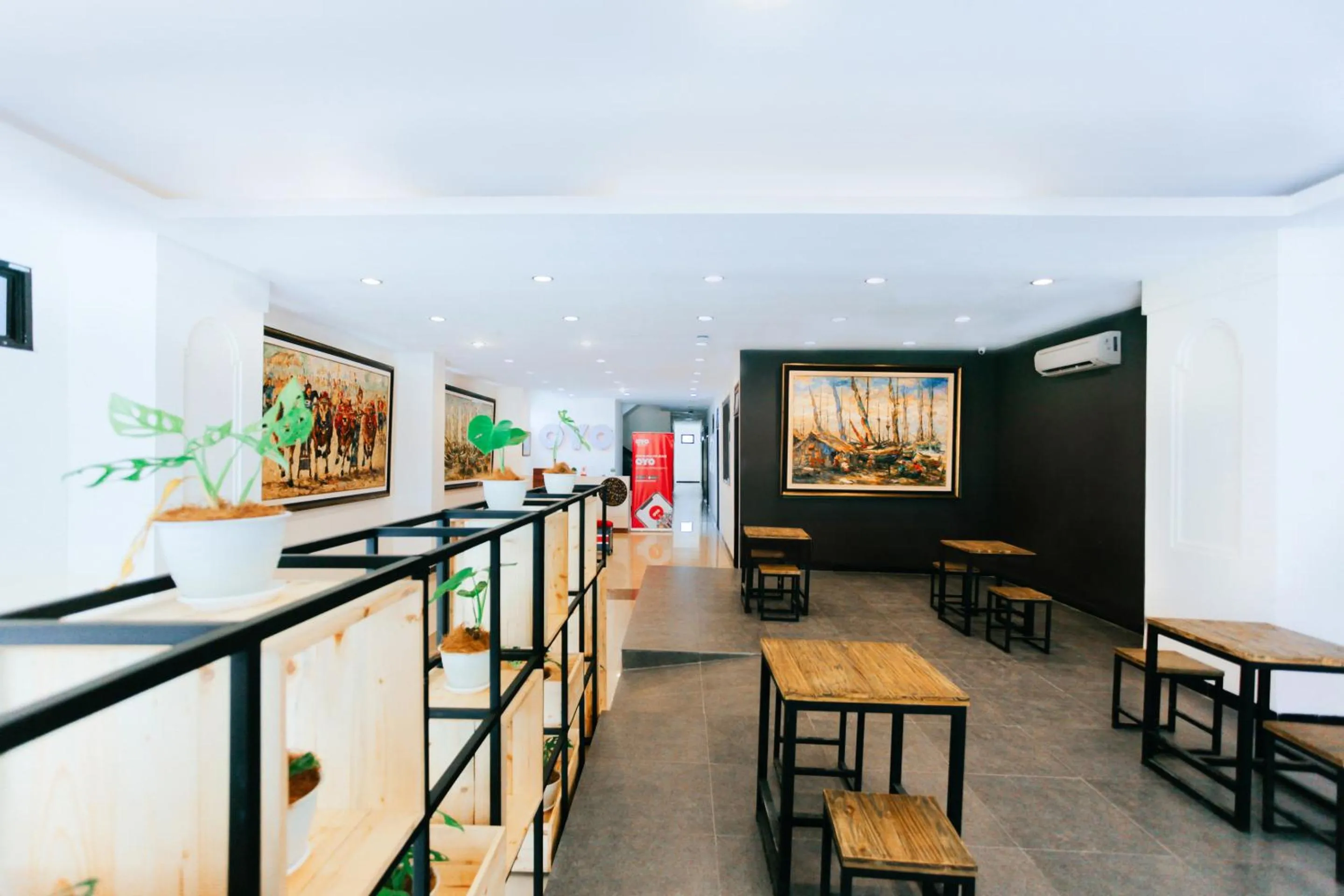 Restaurant/places to eat in Hotel O Genteng Near Genteng Market Formerly Uno Hotel