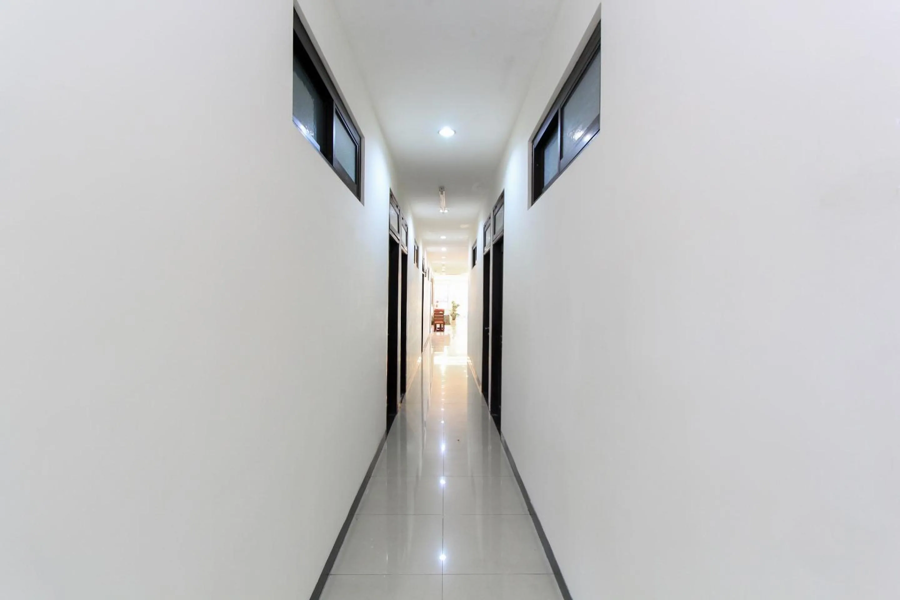 Lobby or reception in Hotel O Genteng Near Genteng Market Formerly Uno Hotel