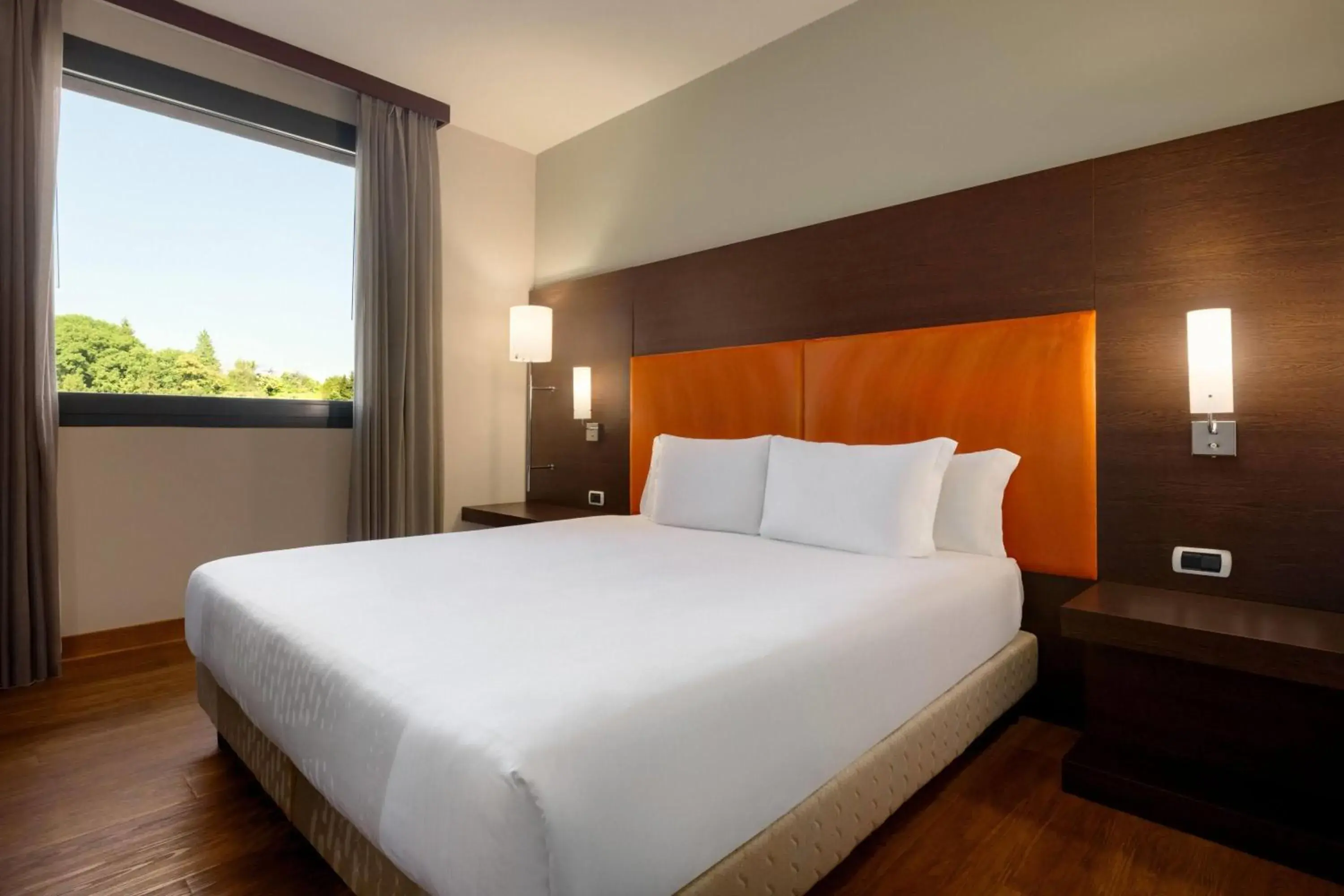 Photo of the whole room, Bed in Zeus Essence Dolce by Wyndham Milan Malpensa Photo of the whole room, Bed in Zeus Essence Dolce by Wyndham Milan Malpensa