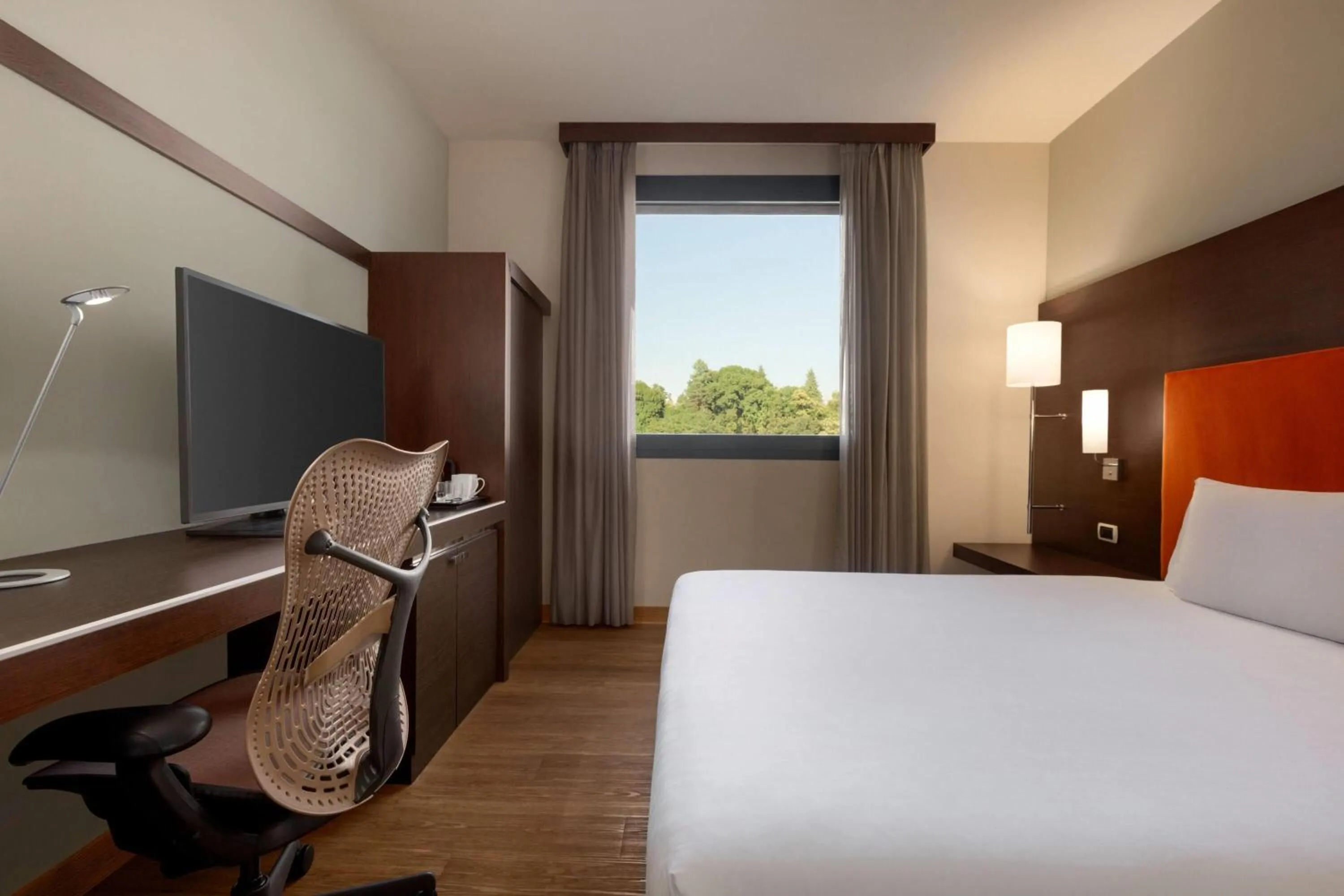 Photo of the whole room, Bed in Zeus Essence Dolce by Wyndham Milan Malpensa