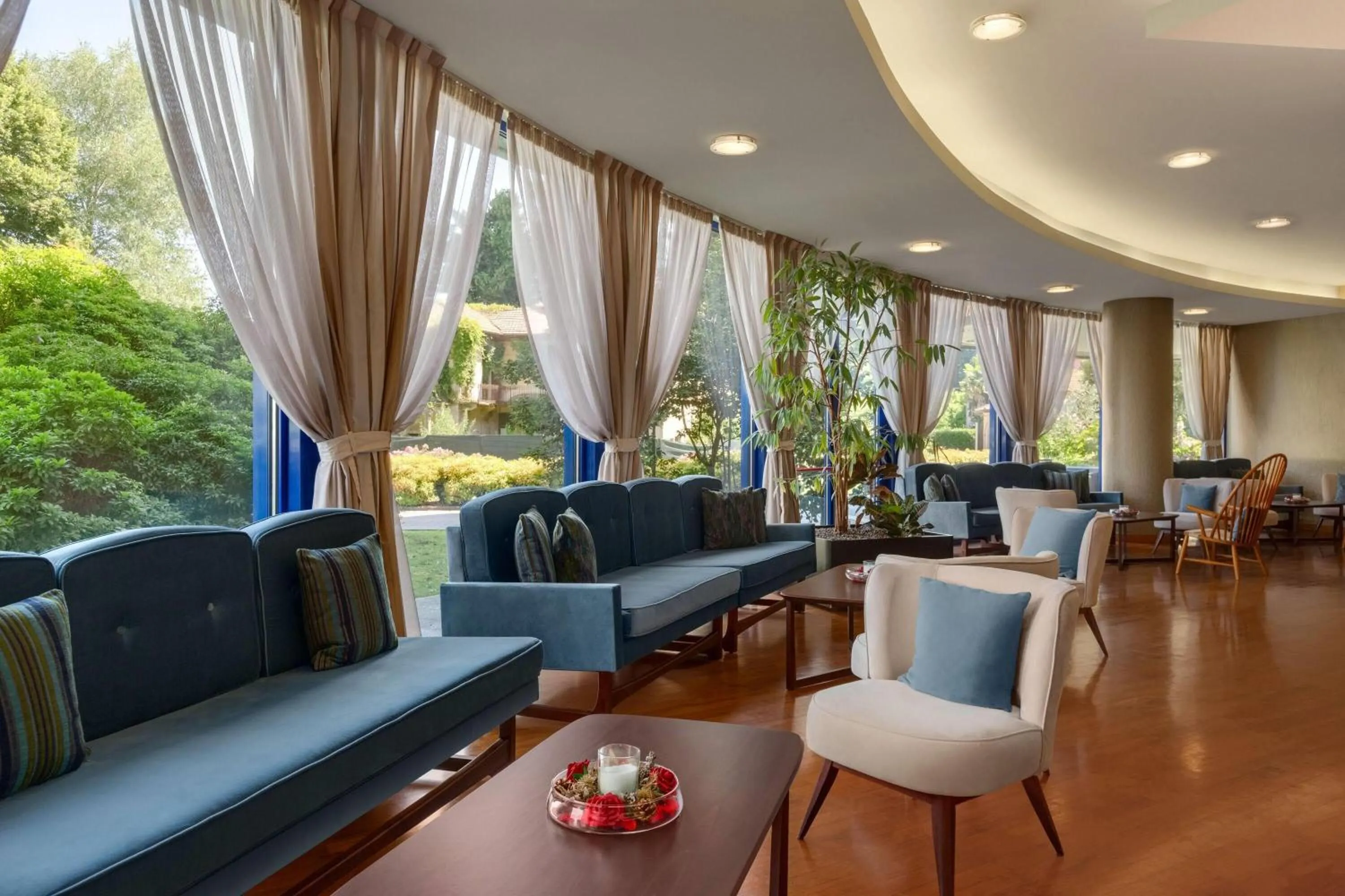 Lobby or reception in Zeus Essence Dolce by Wyndham Milan Malpensa