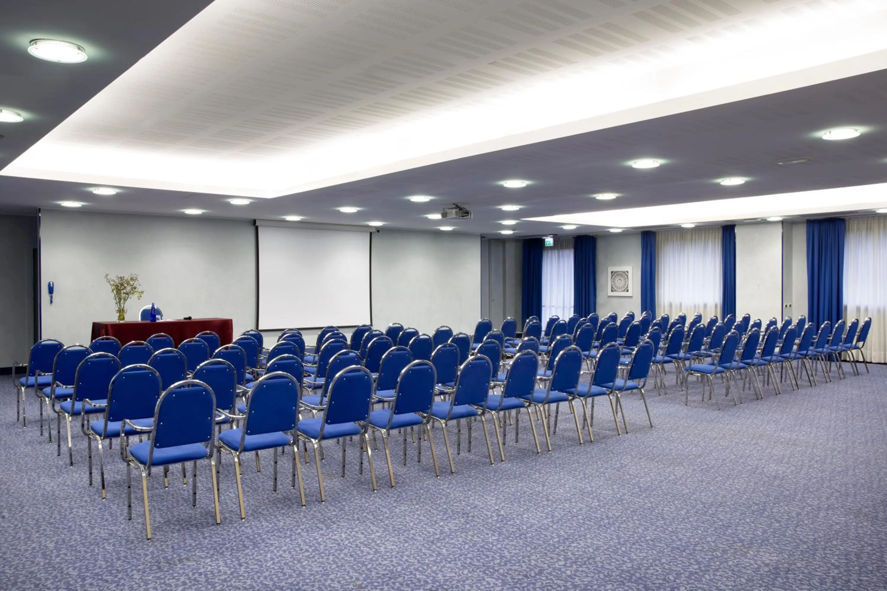 Meeting/conference room in Zeus Essence Dolce by Wyndham Milan Malpensa