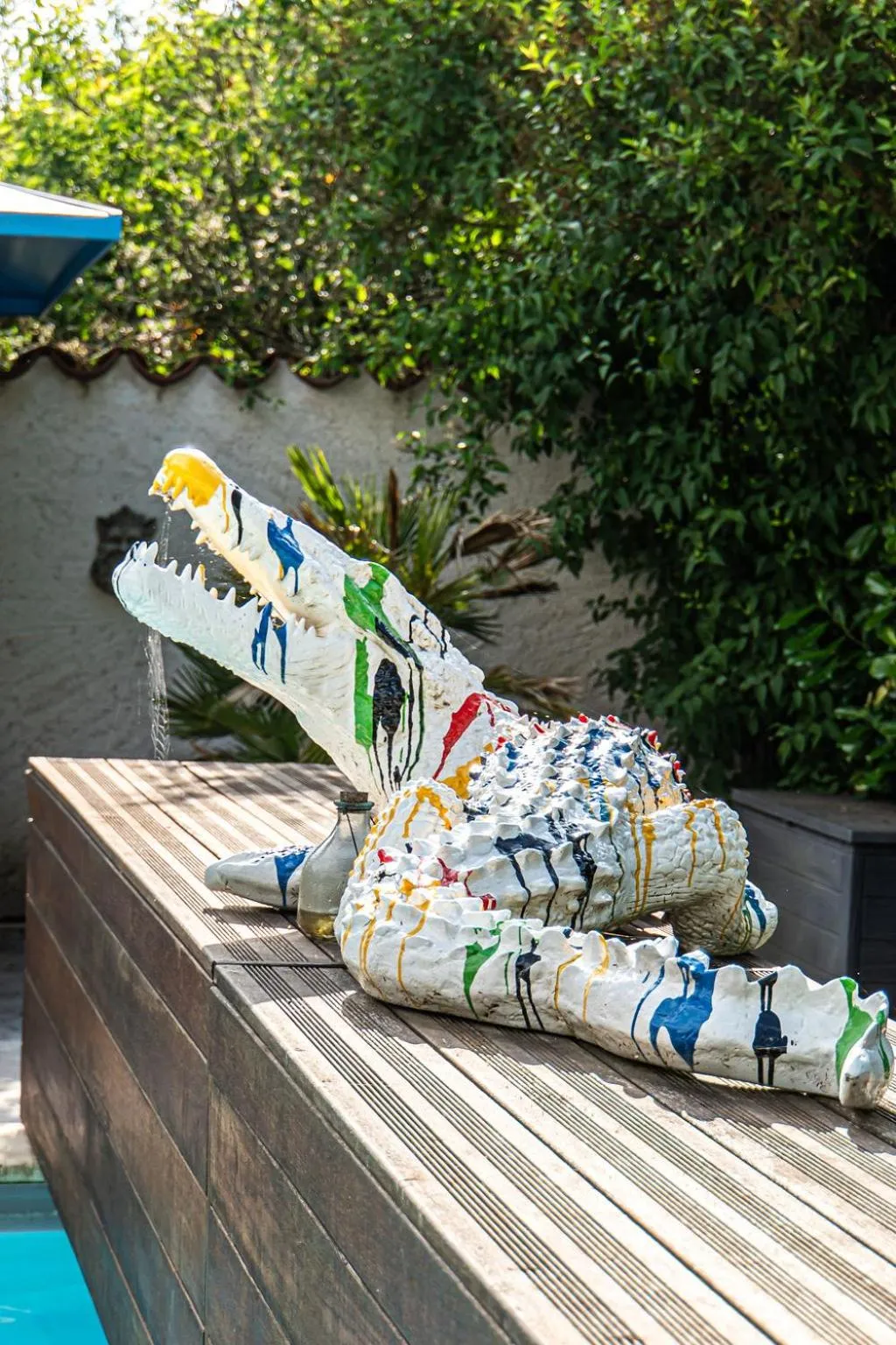 Pool view in Chateau des Perichons