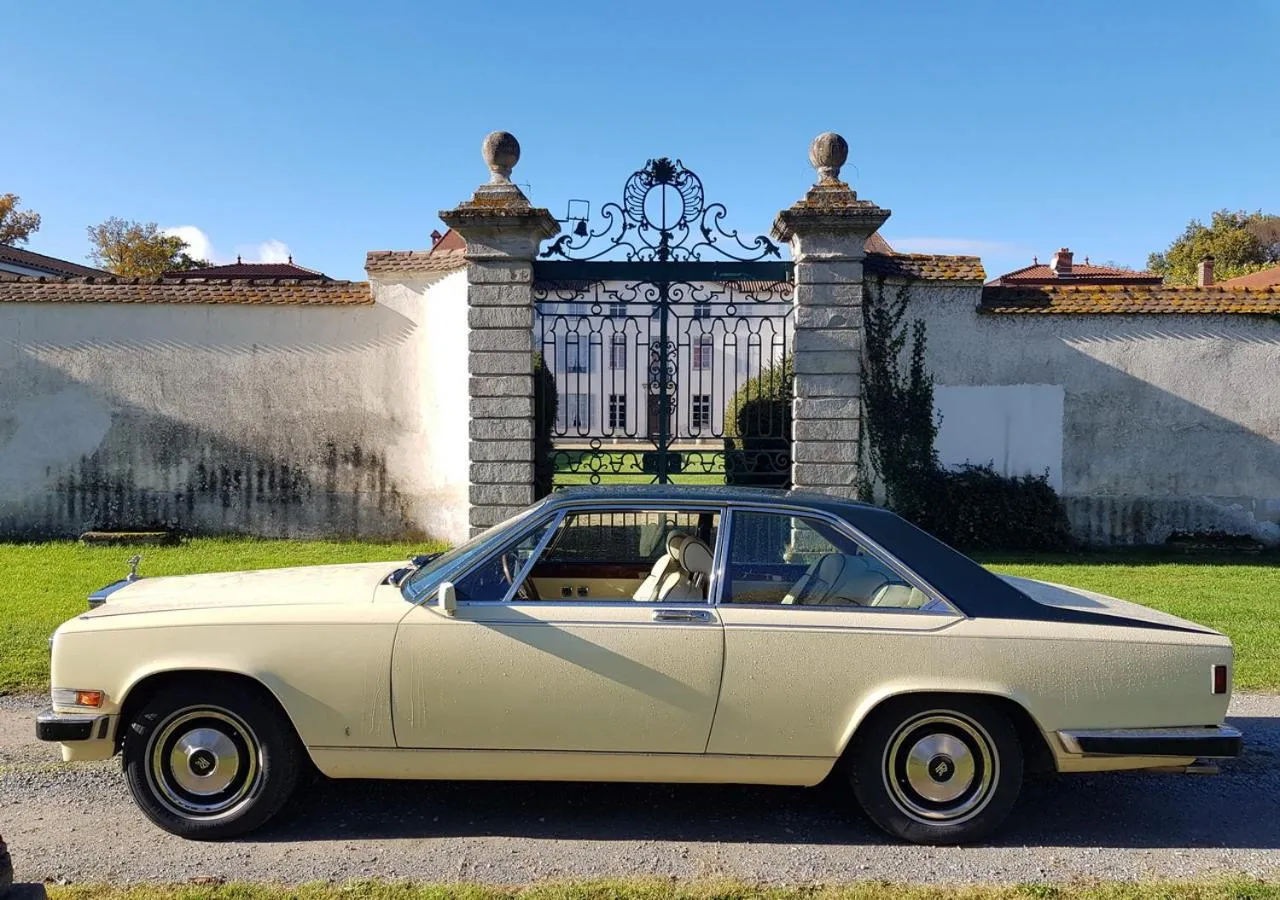 Property building in Chateau des Perichons