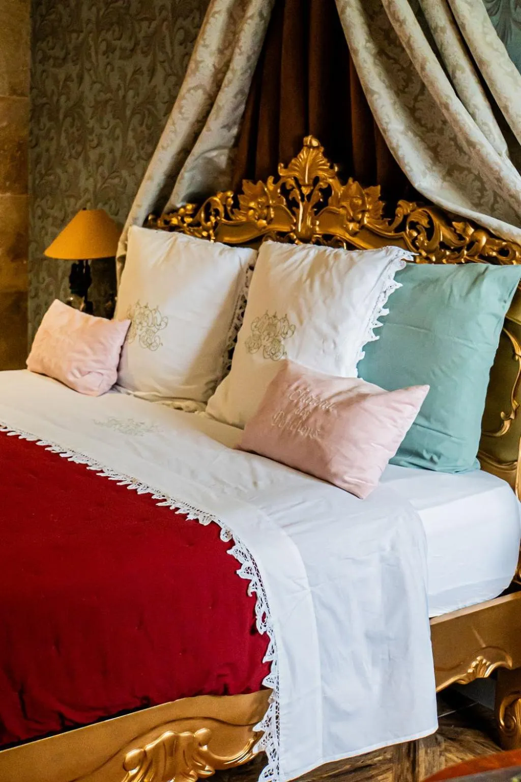 Photo of the whole room, Bed in Chateau des Perichons