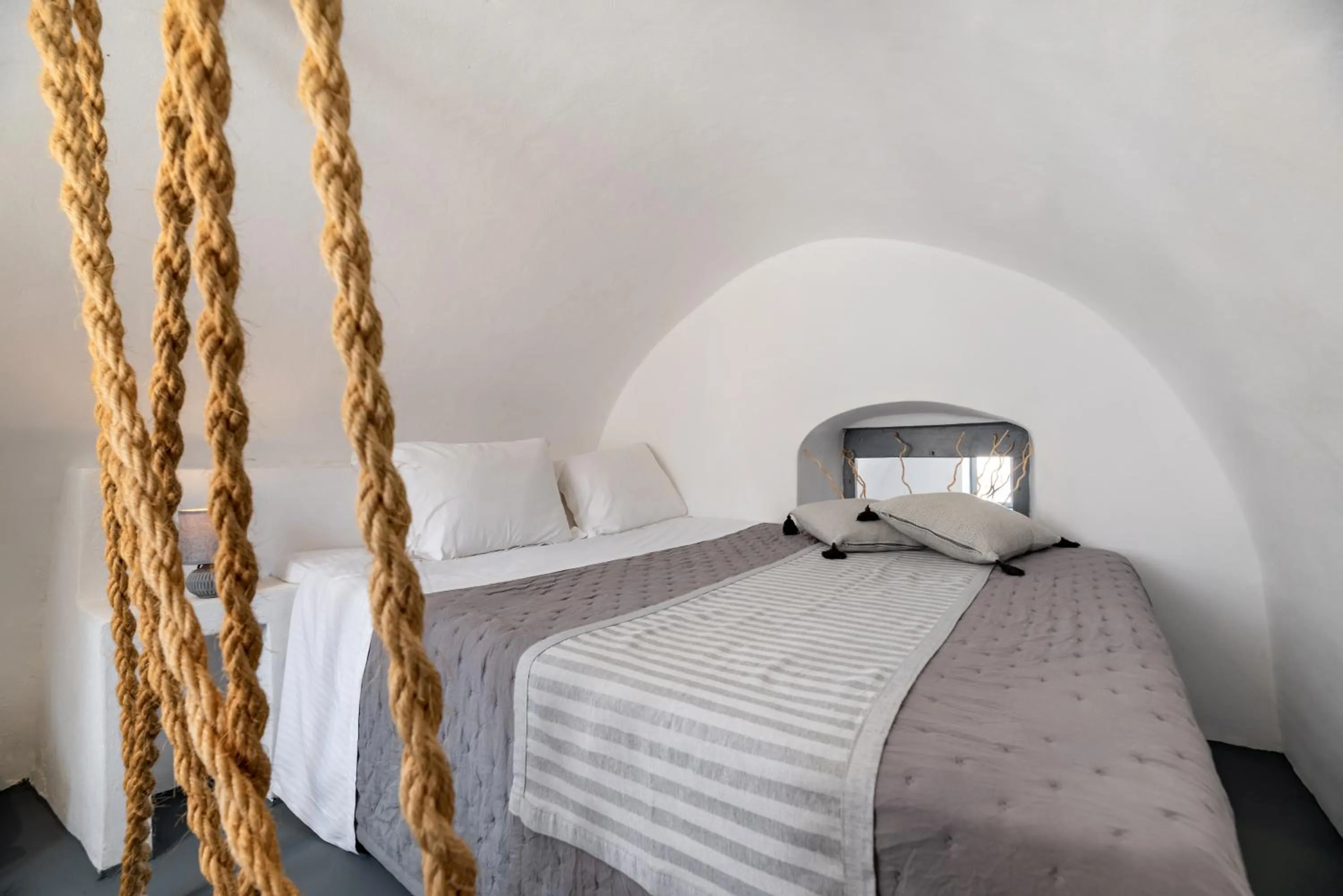 Bed in 1812 Caves 'n Mansion