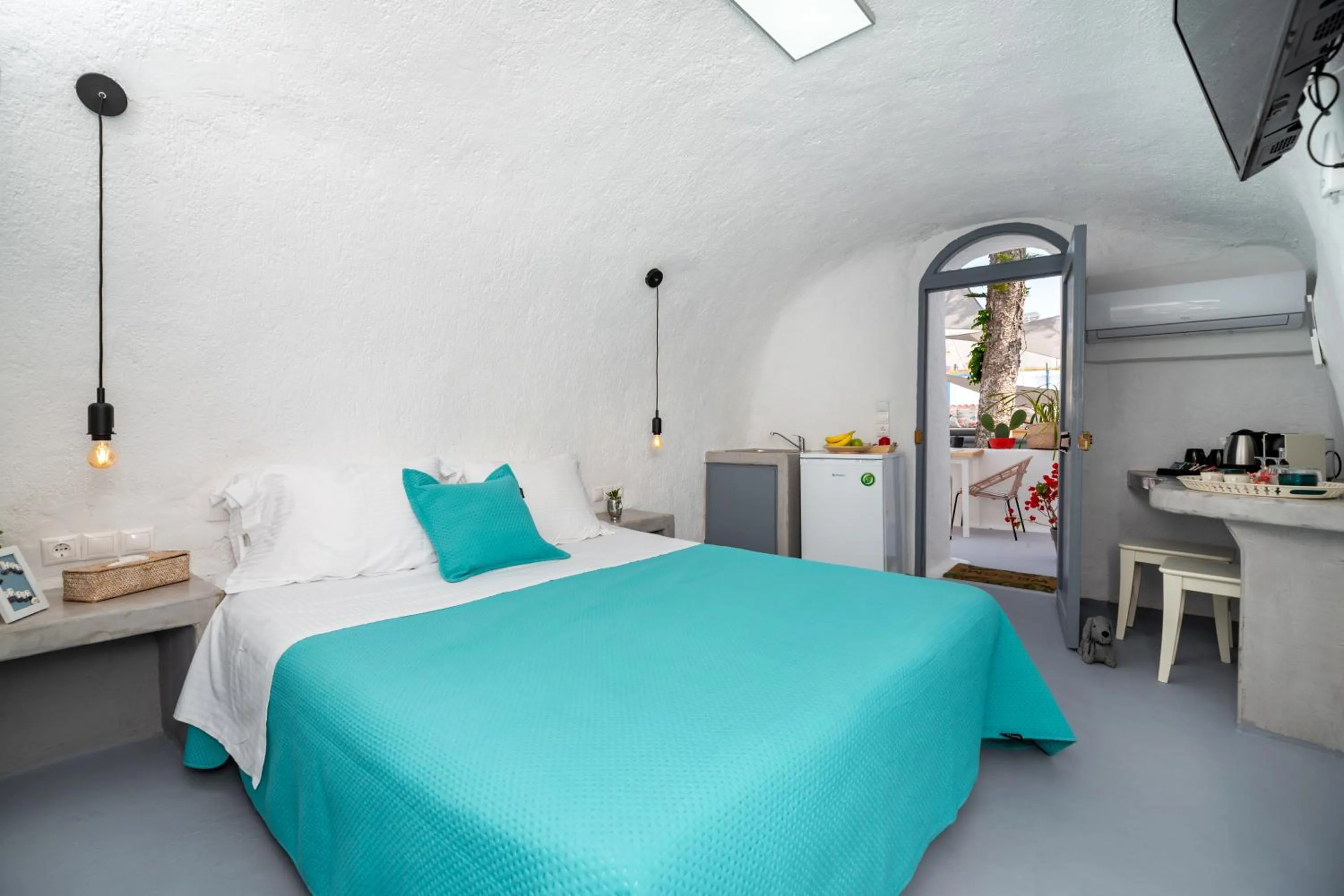 Photo of the whole room, Bed in 1812 Caves 'n Mansion