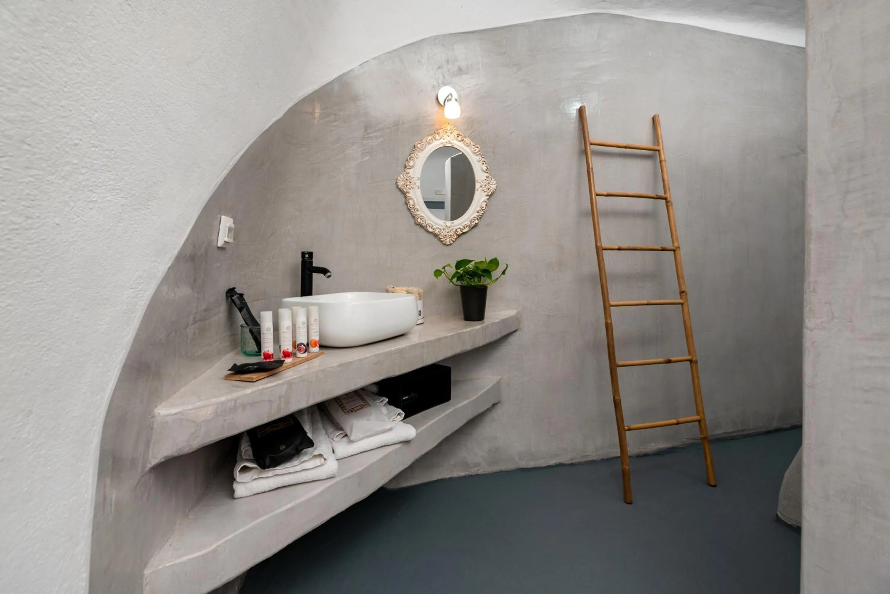Bathroom in 1812 Caves 'n Mansion