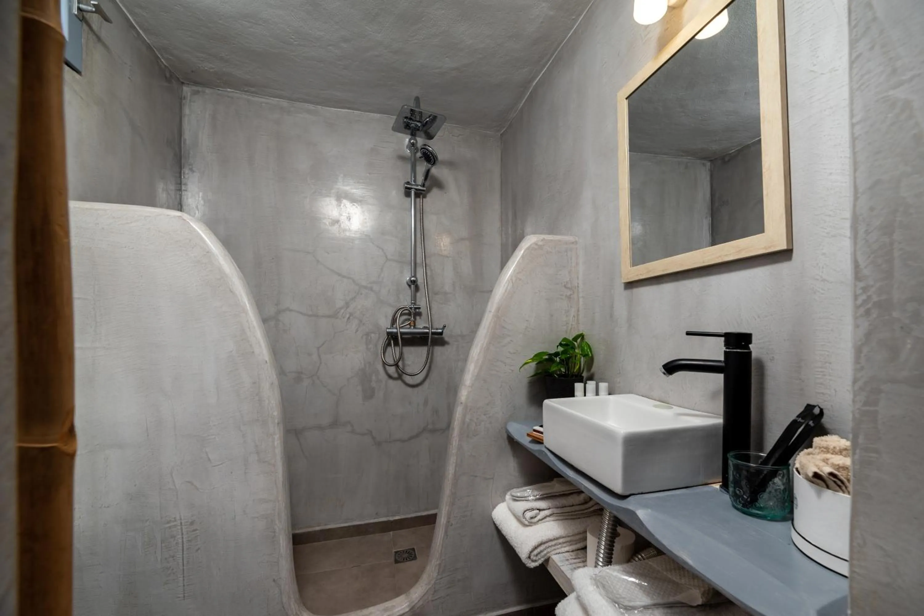 Shower in 1812 Caves 'n Mansion