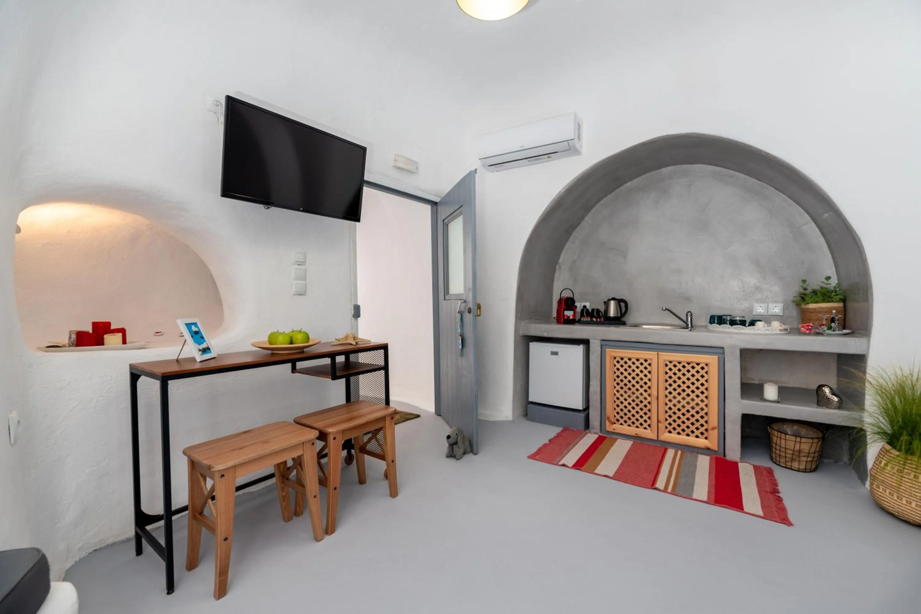 Kitchen or kitchenette in 1812 Caves 'n Mansion