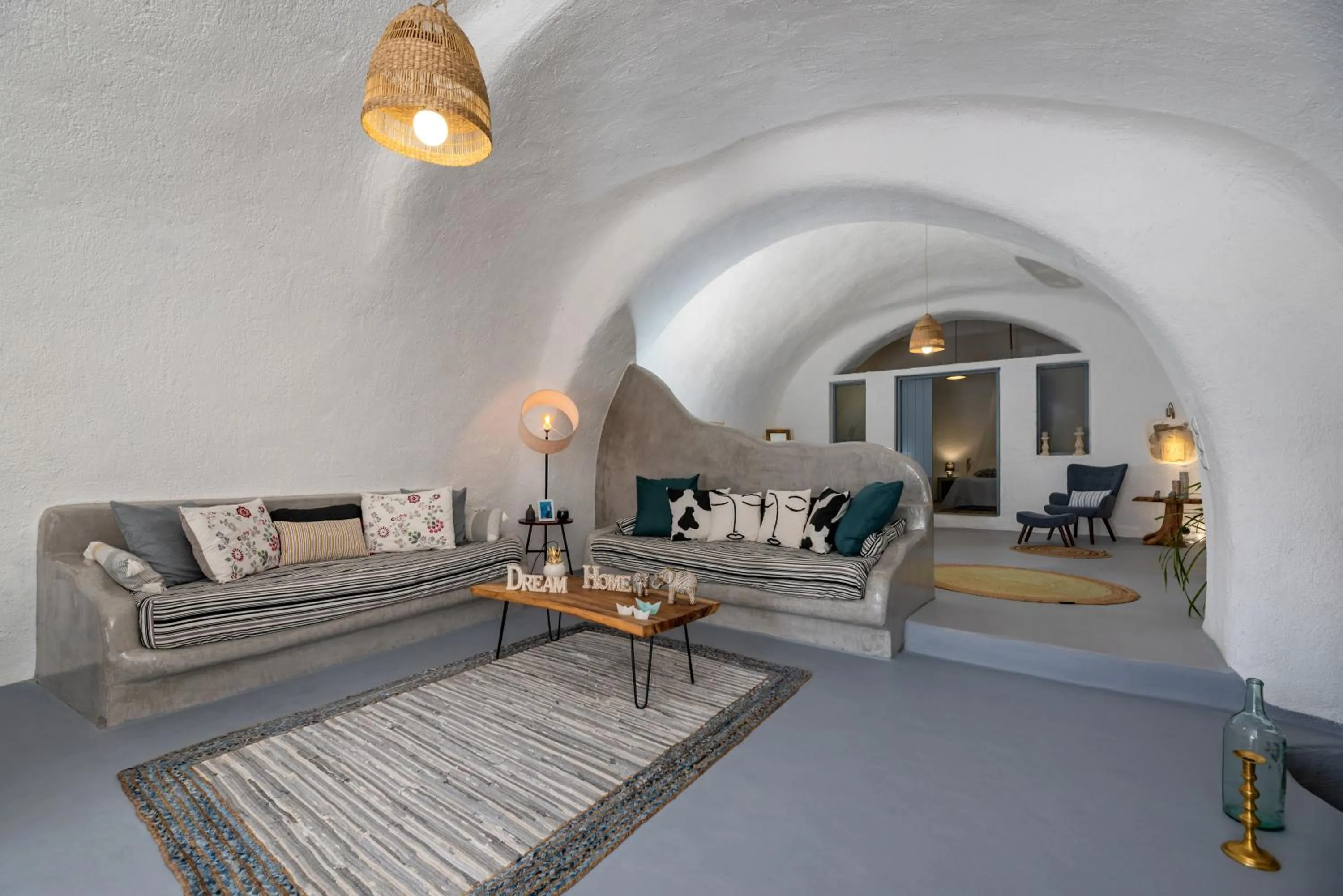 Living room in 1812 Caves 'n Mansion