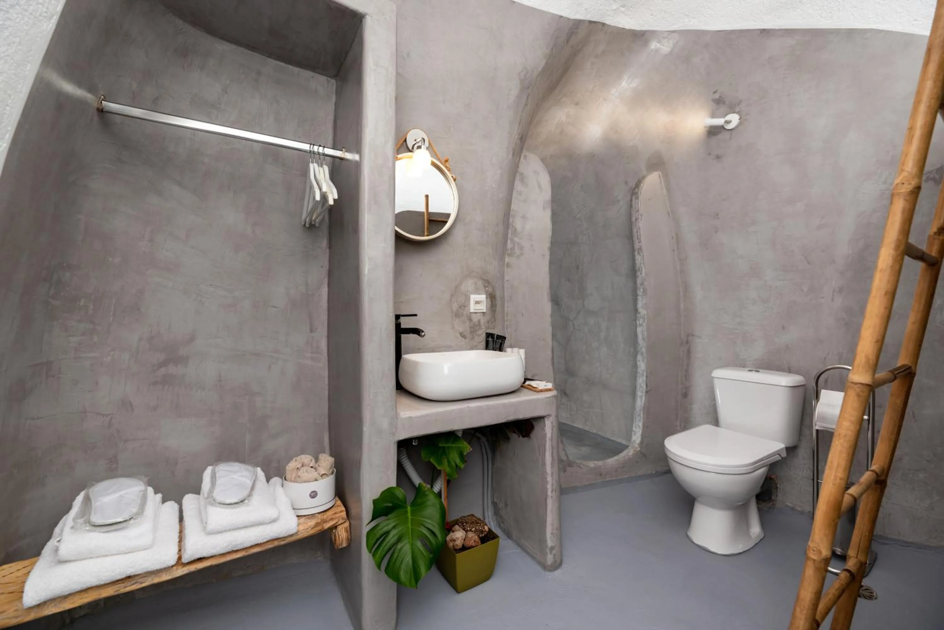 Shower in 1812 Caves 'n Mansion