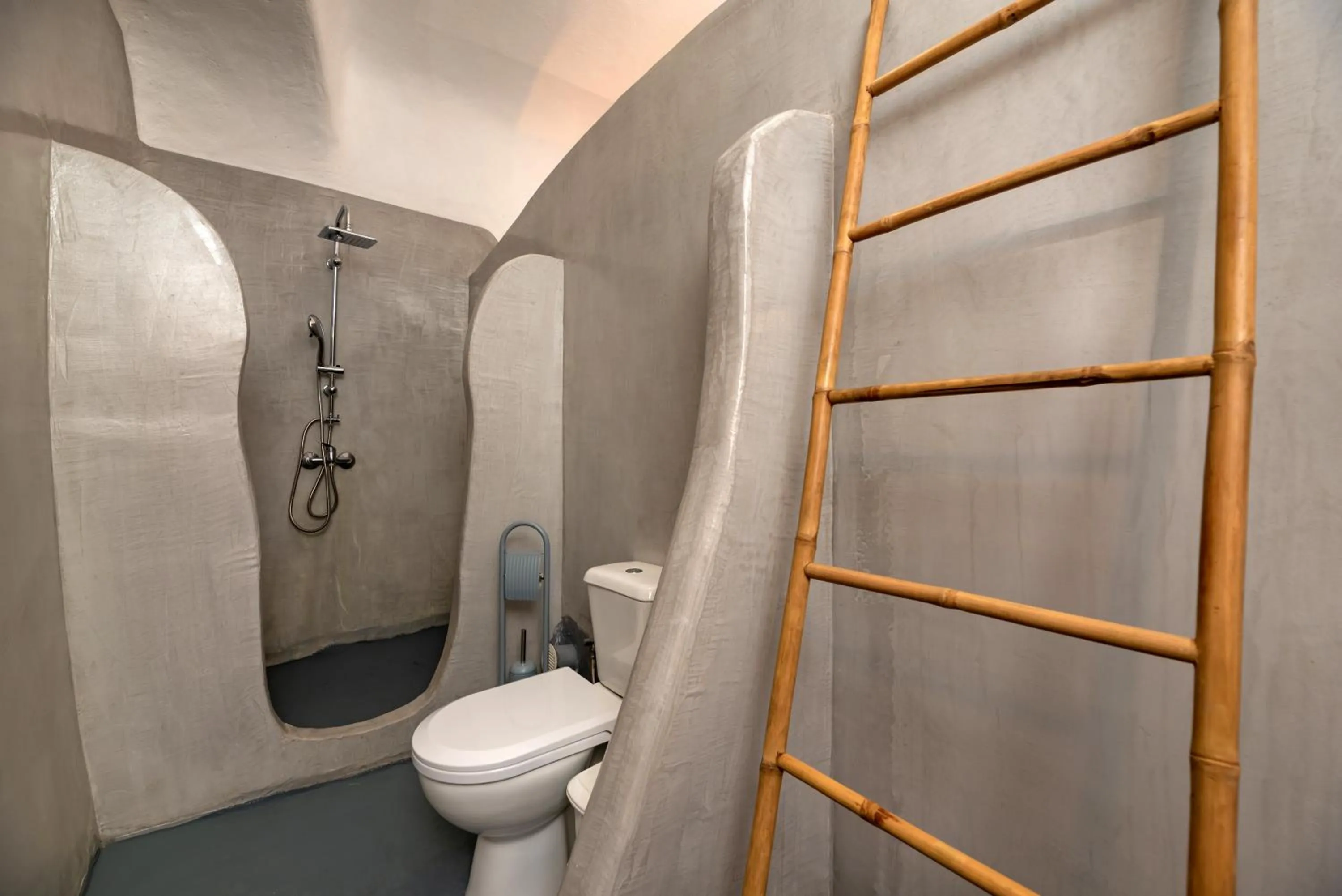Shower in 1812 Caves 'n Mansion