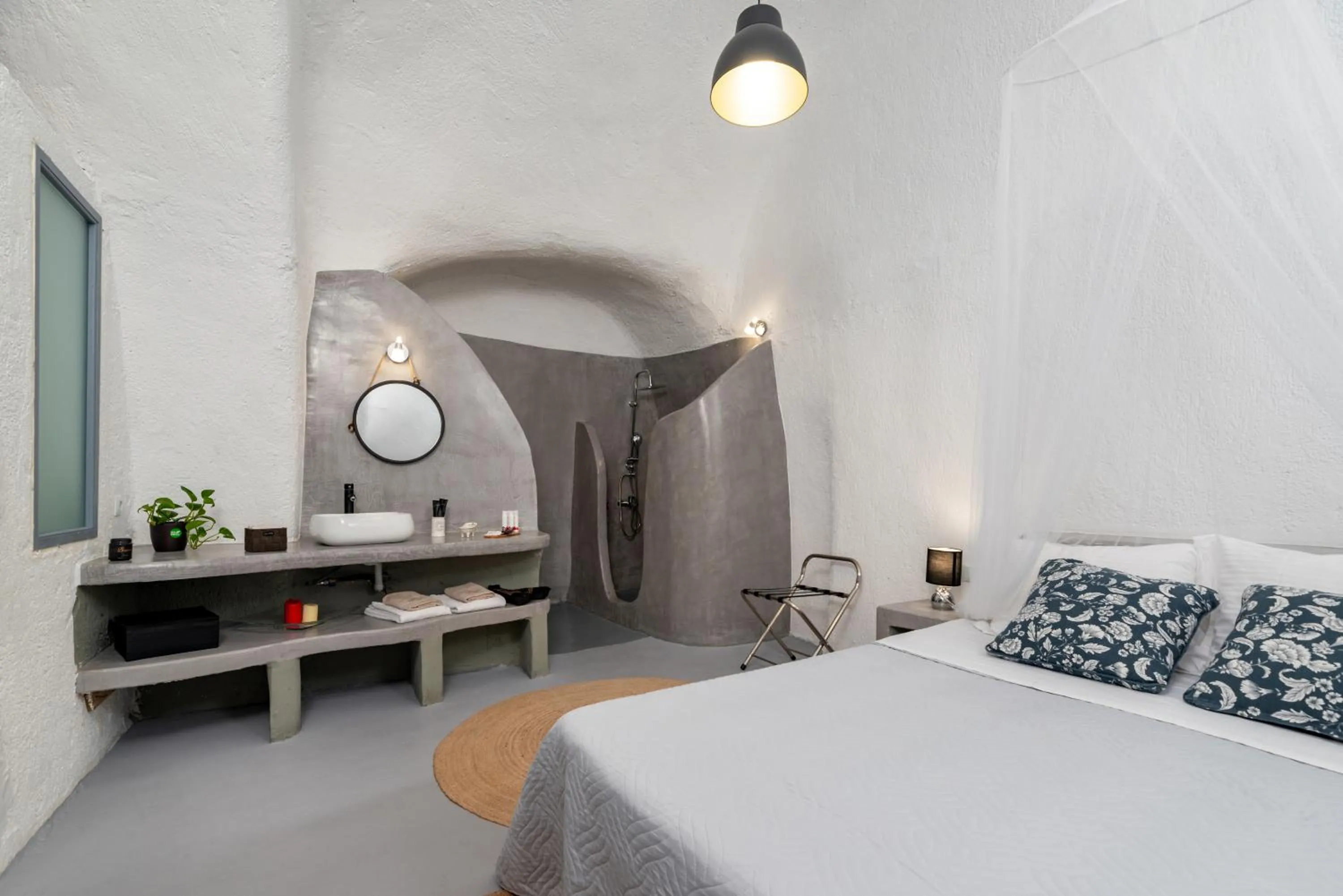 Bedroom, Bed in 1812 Caves 'n Mansion
