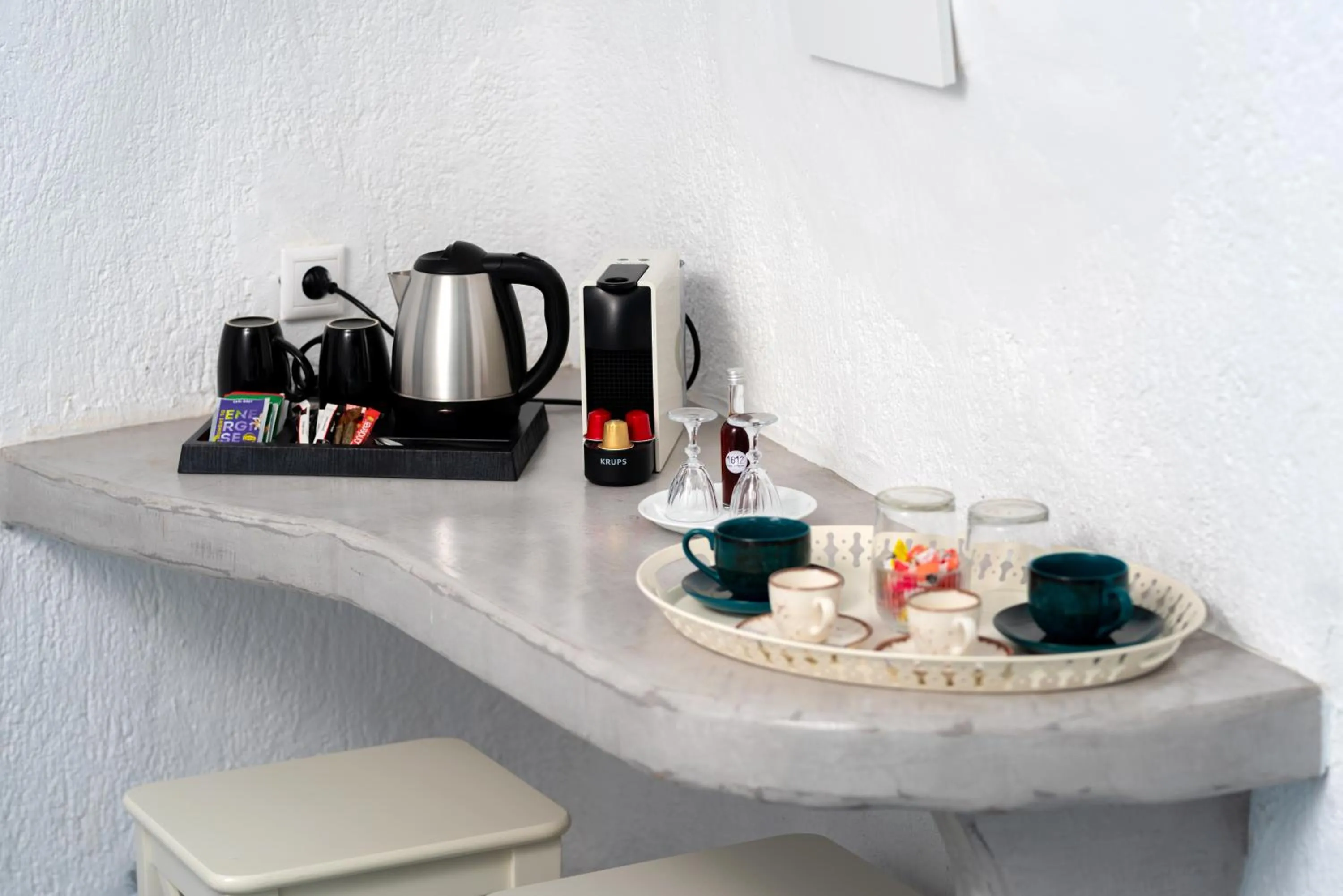 Coffee/tea facilities in 1812 Caves 'n Mansion