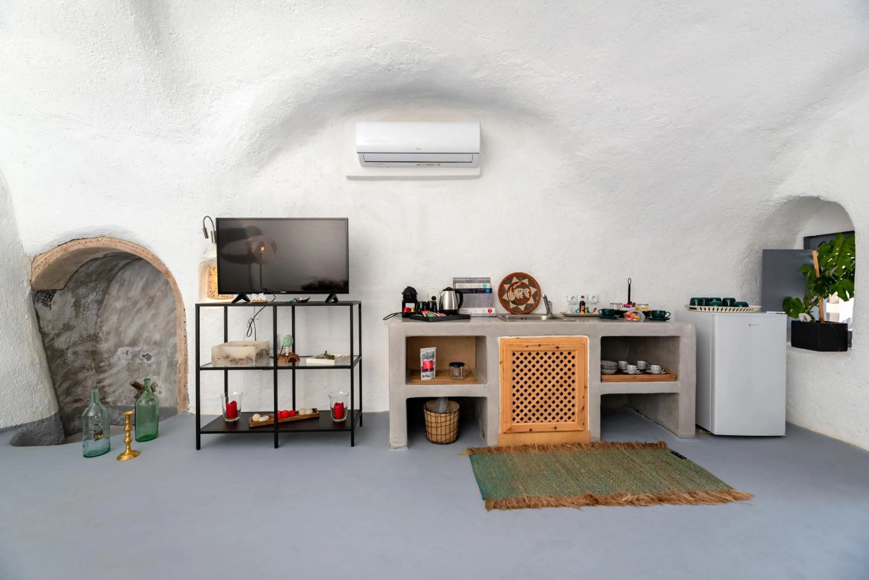 TV and multimedia in 1812 Caves 'n Mansion