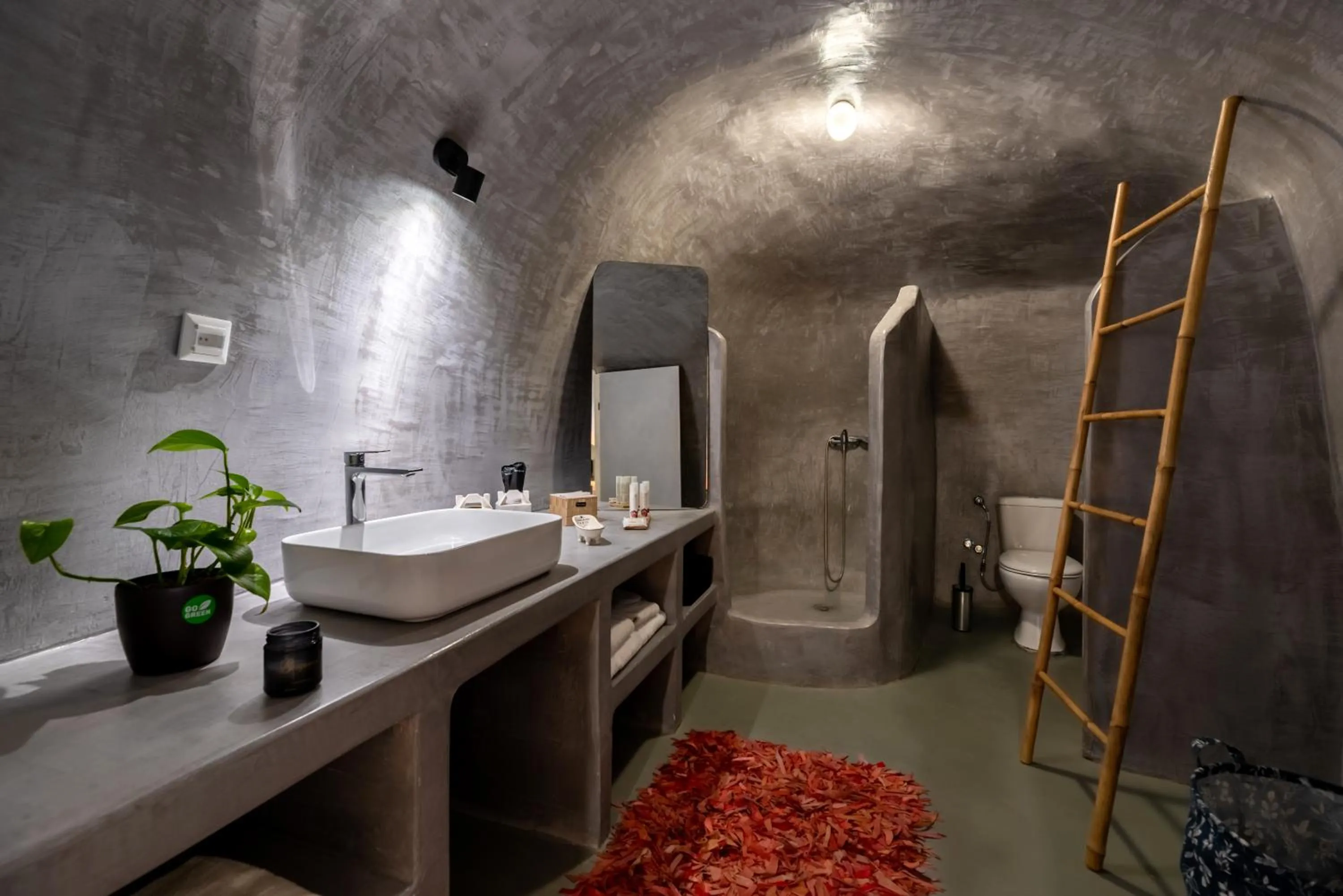 Shower in 1812 Caves 'n Mansion