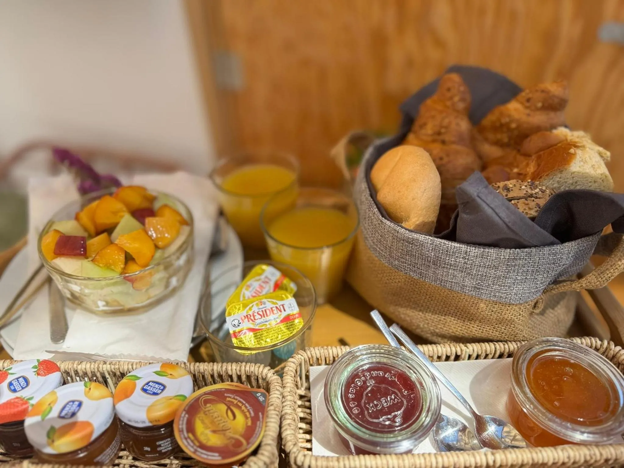 Breakfast in 1812 Caves 'n Mansion