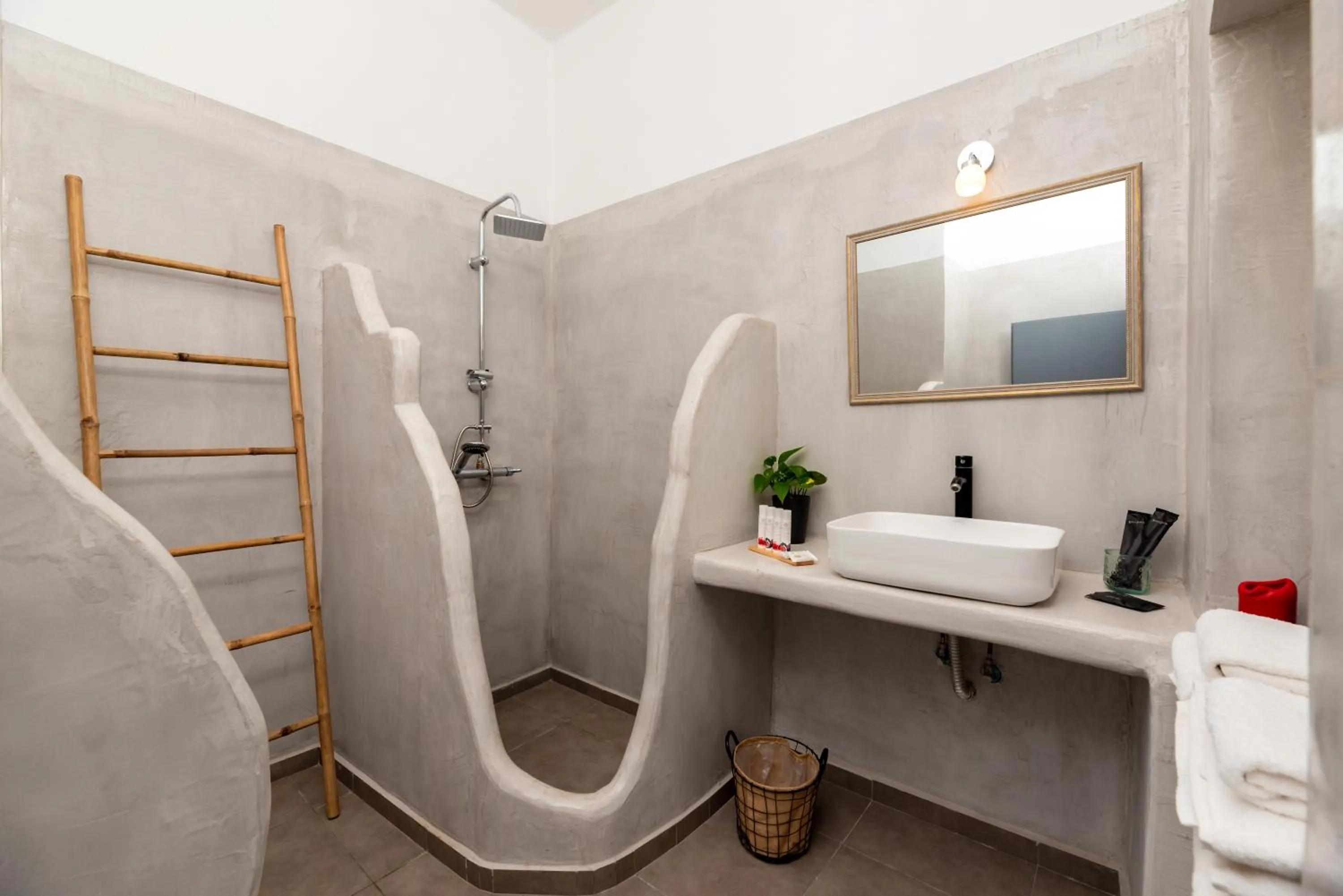 Shower in 1812 Caves 'n Mansion