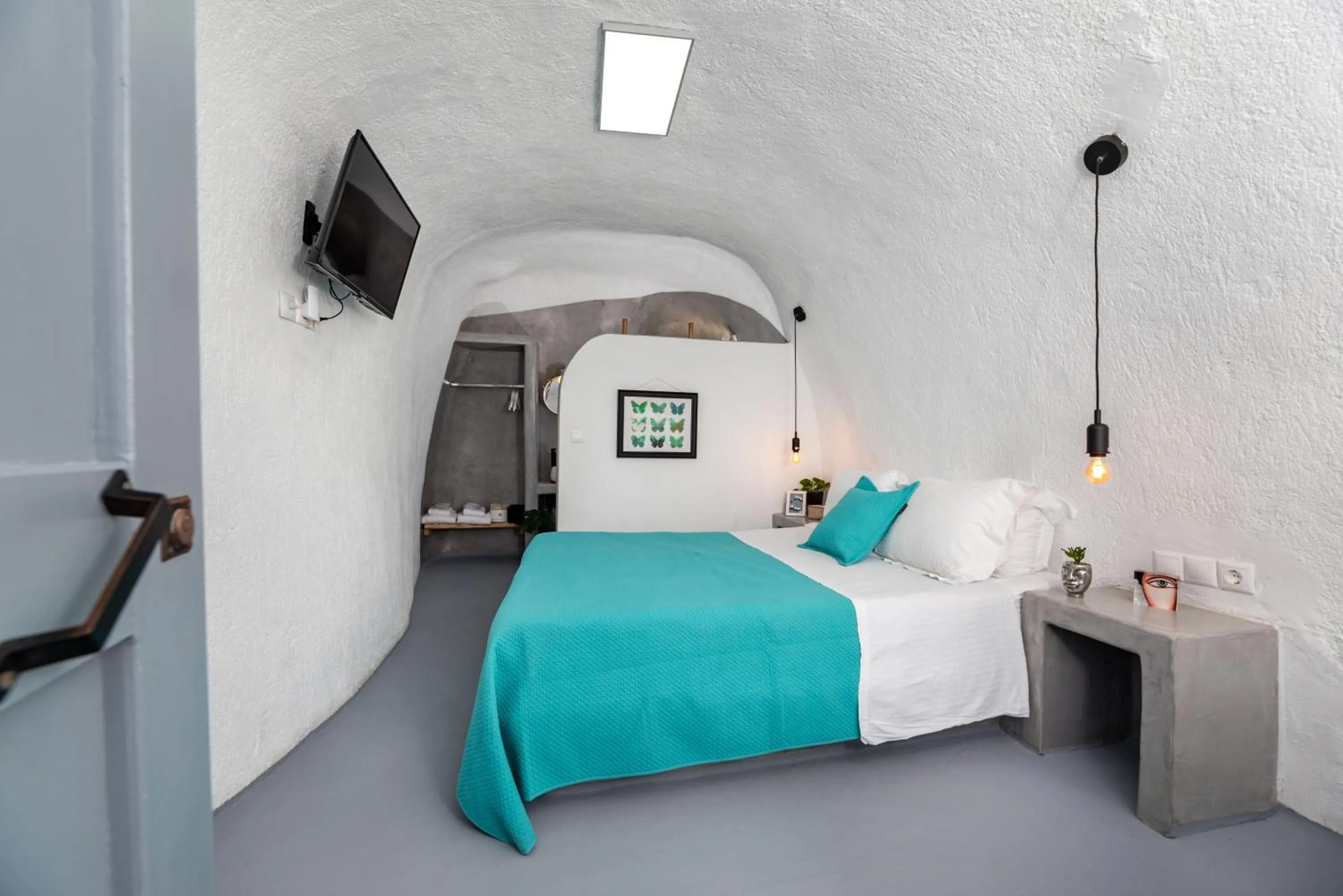 Photo of the whole room, Bed in 1812 Caves 'n Mansion