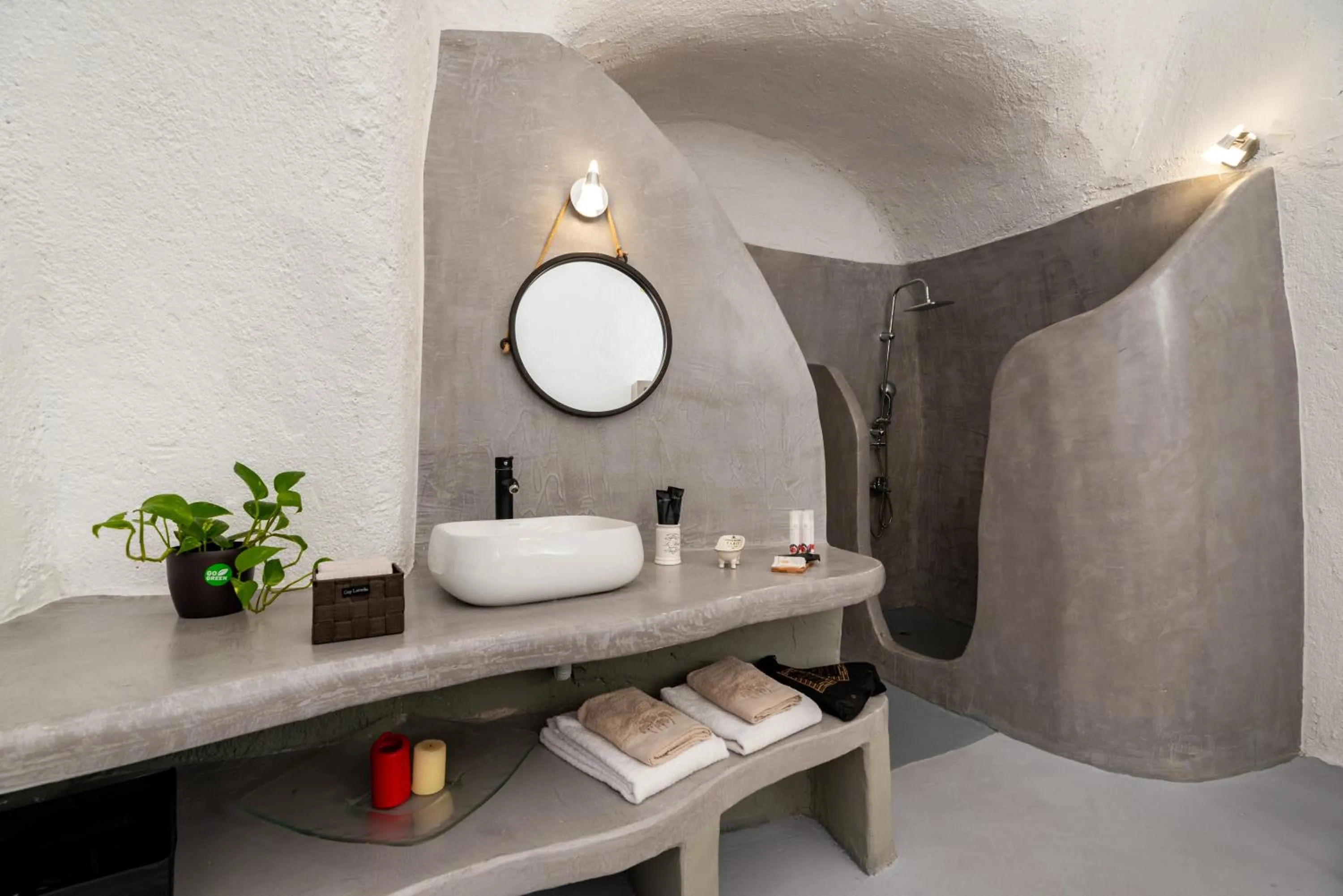 Bathroom in 1812 Caves 'n Mansion
