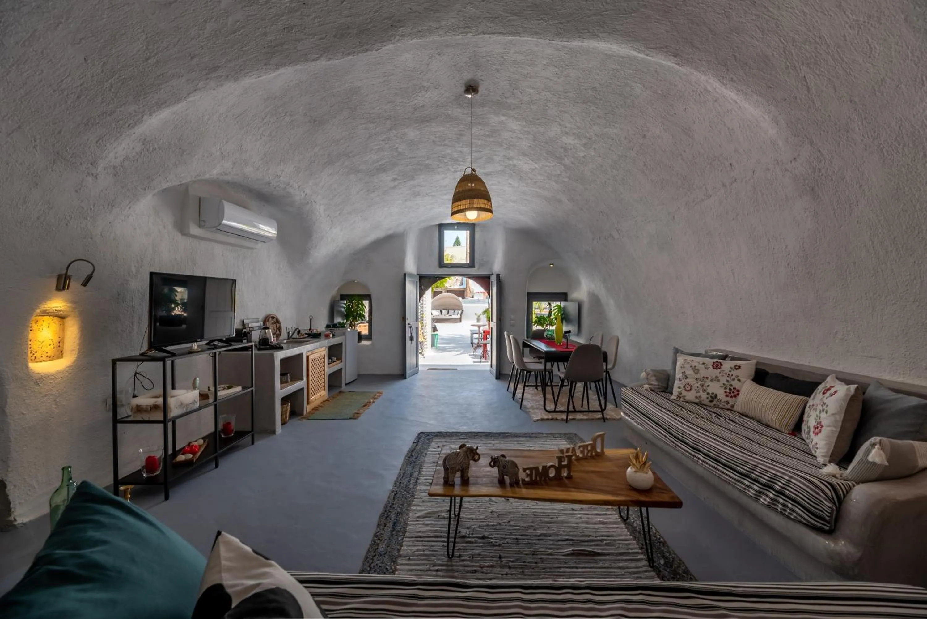 Living room in 1812 Caves 'n Mansion