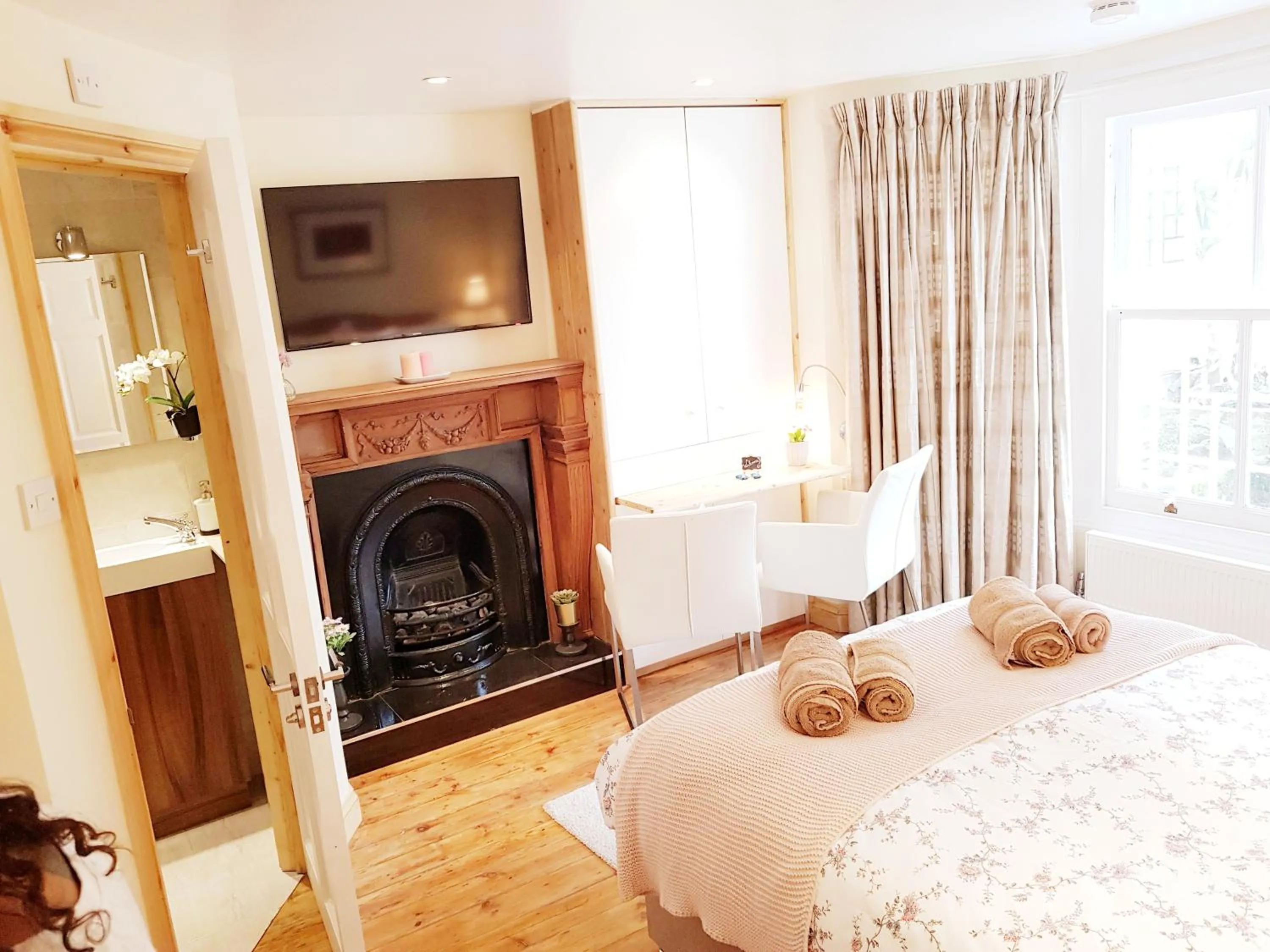 Communal lounge/ TV room, Bed in Pretty Maida Vale Apartments