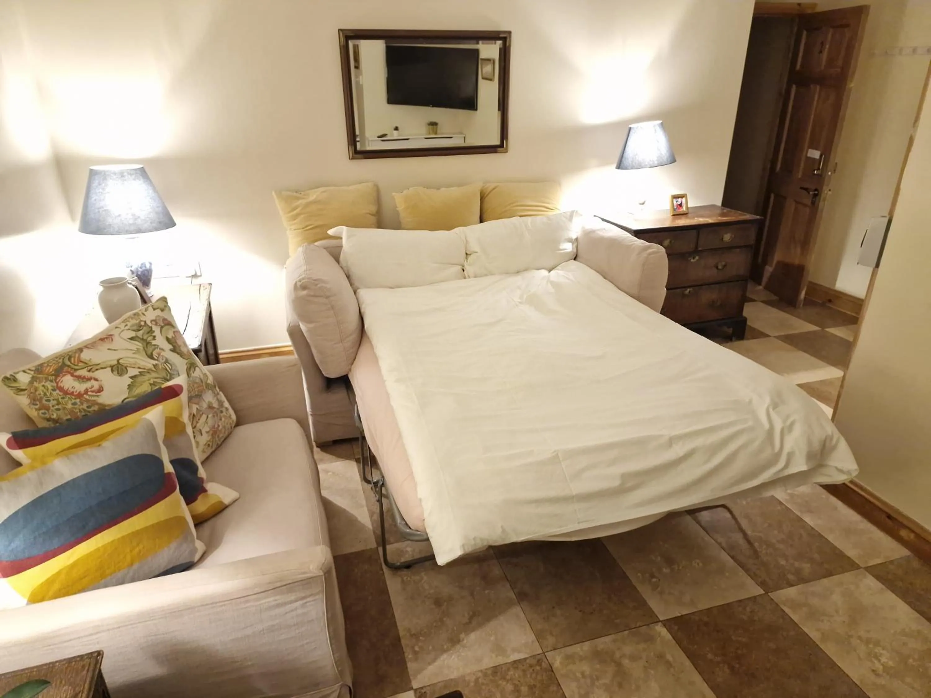Bed in Pretty Maida Vale Apartments