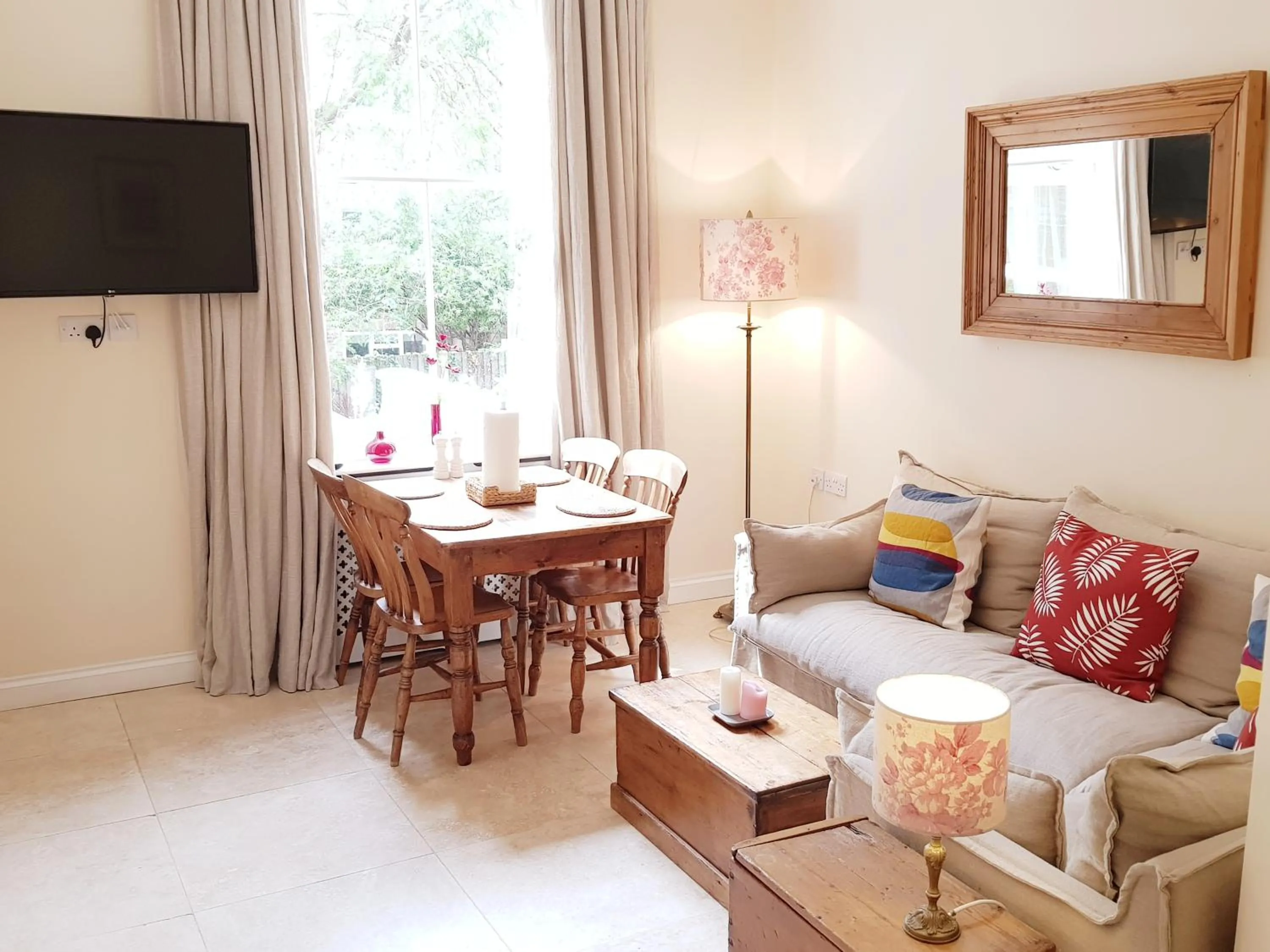 TV and multimedia in Pretty Maida Vale Apartments
