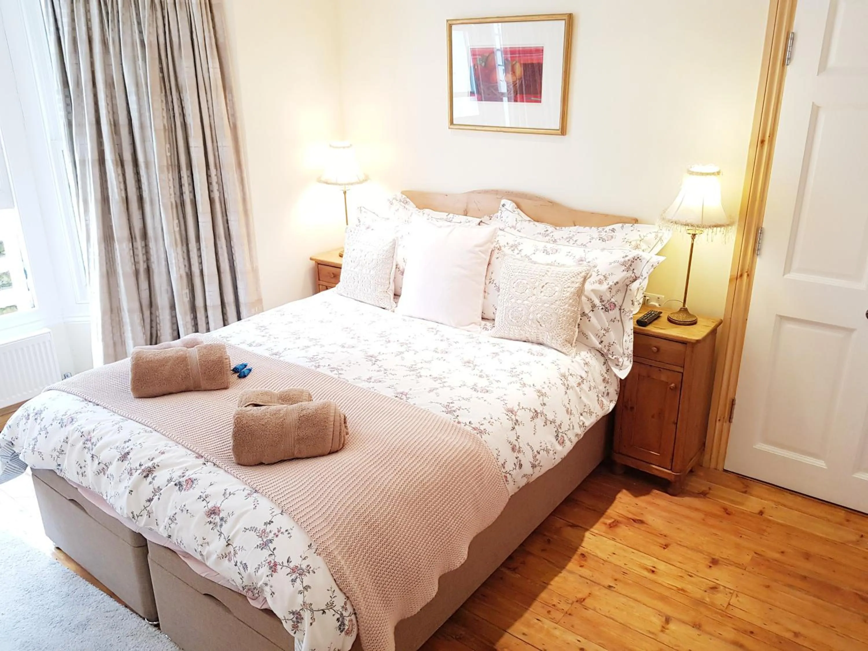 Bed in Pretty Maida Vale Apartments