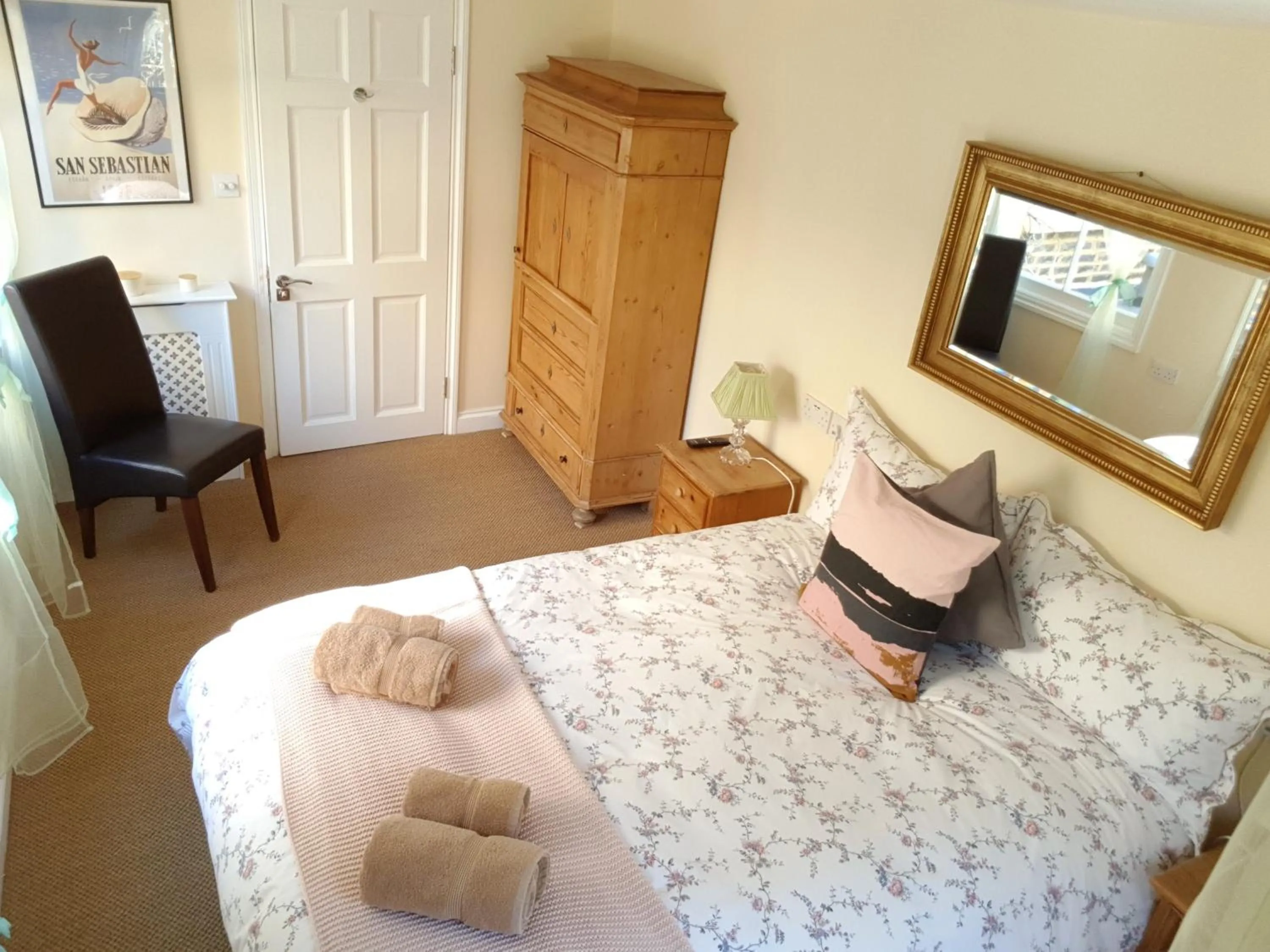 Bed in Pretty Maida Vale Apartments