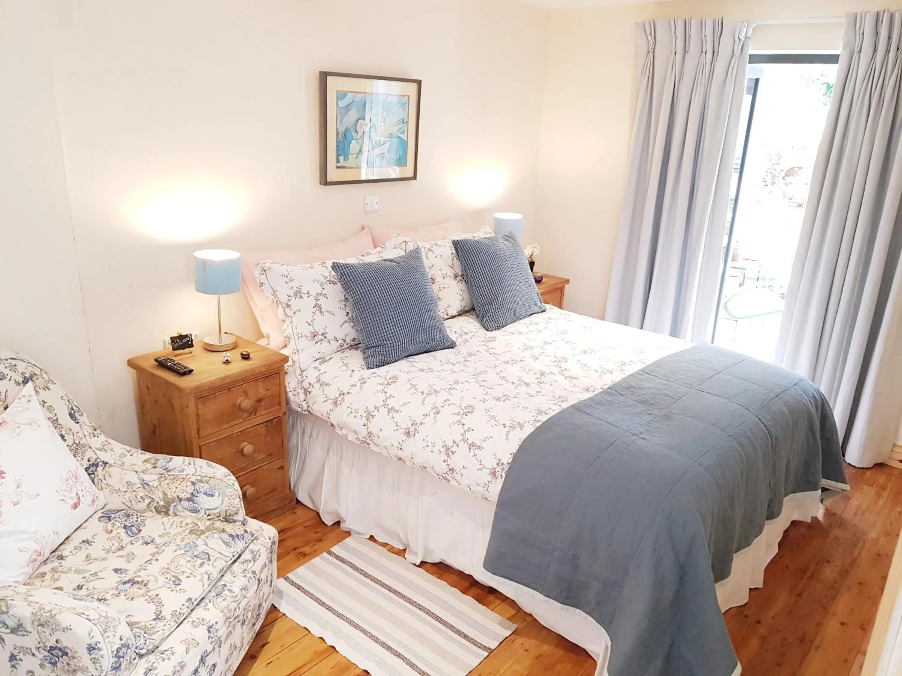 Bed in Pretty Maida Vale Apartments