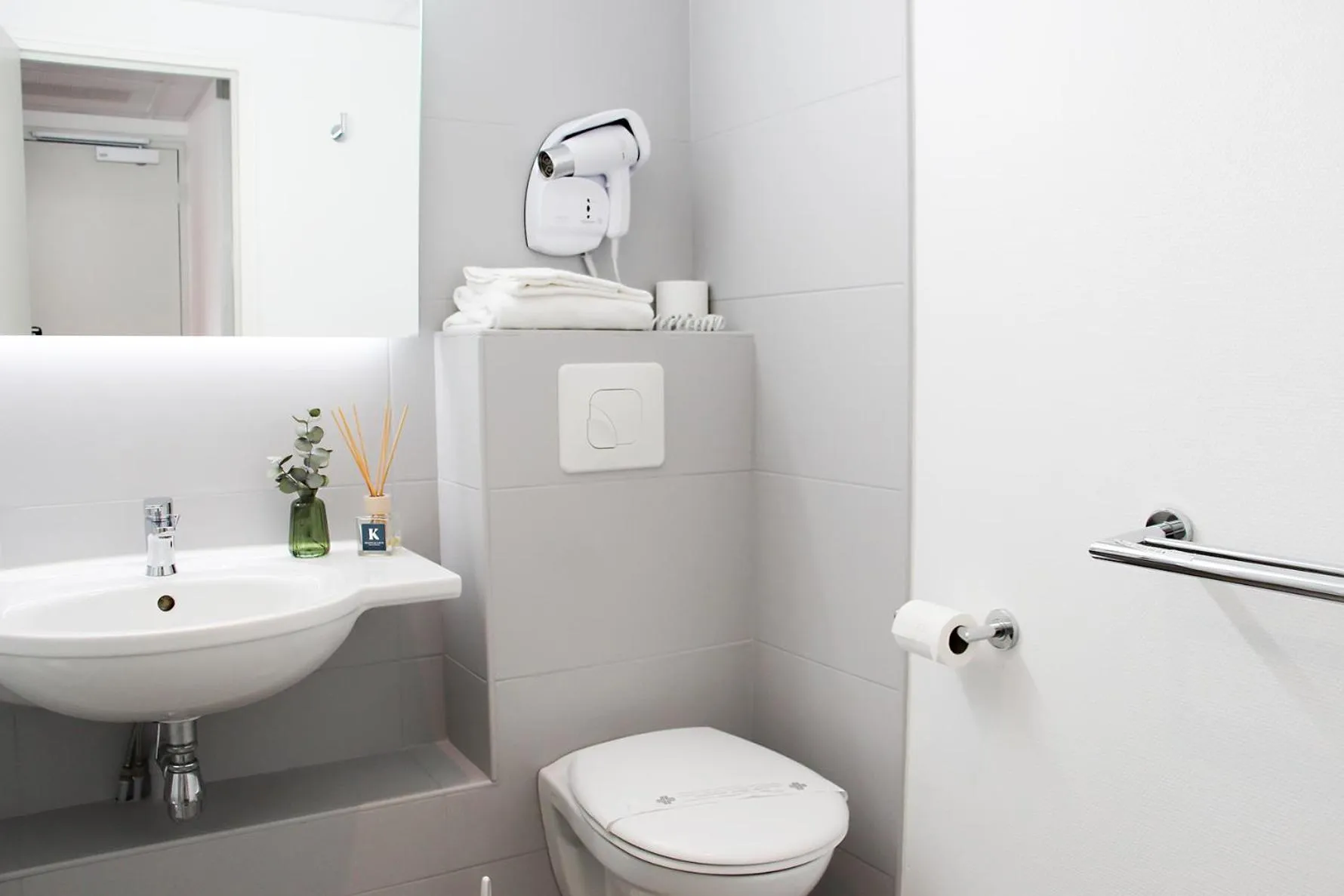 Bathroom in Hôtel Kyriad La Rochelle Centre Ville