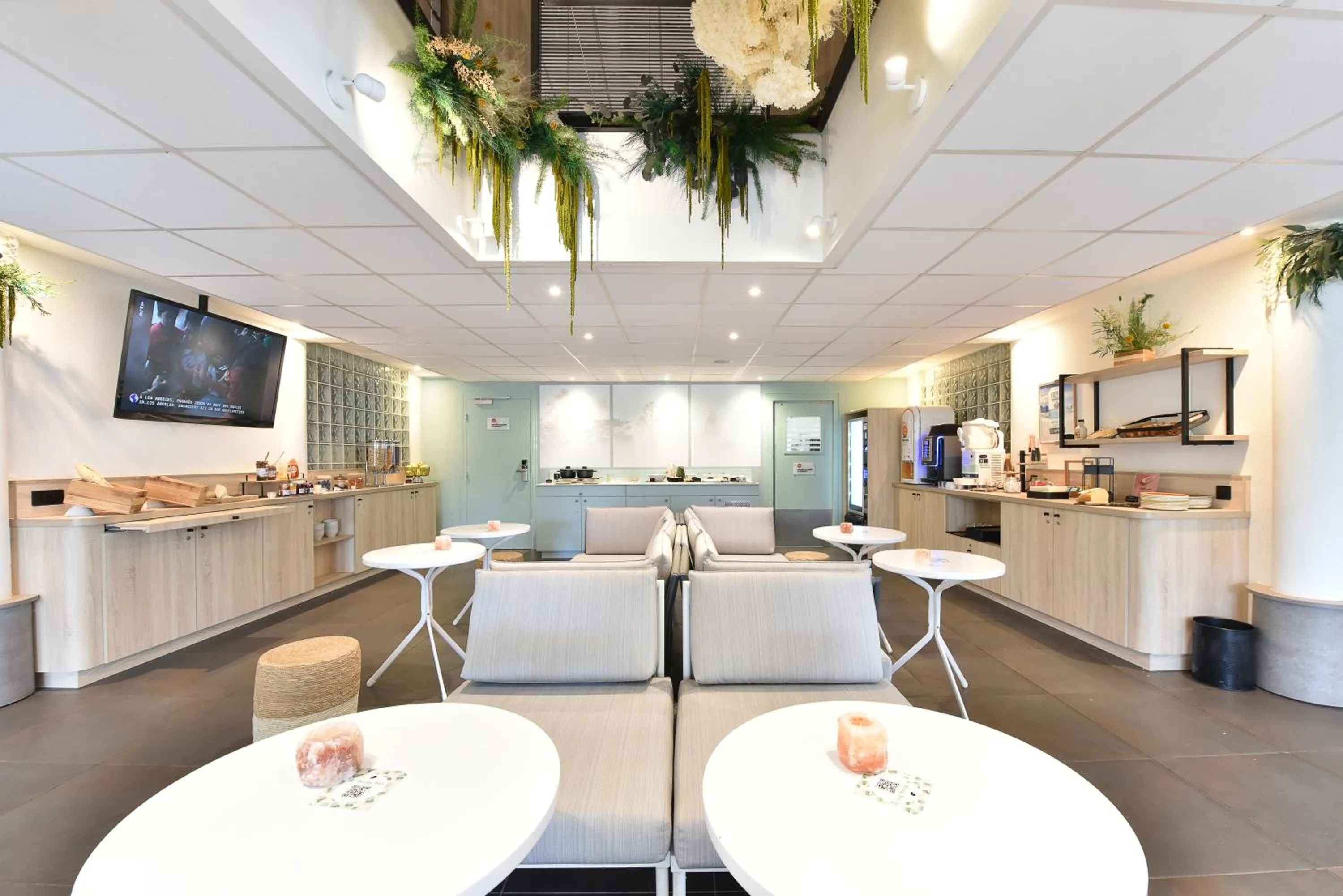 Breakfast in Hôtel Kyriad La Rochelle Centre Ville