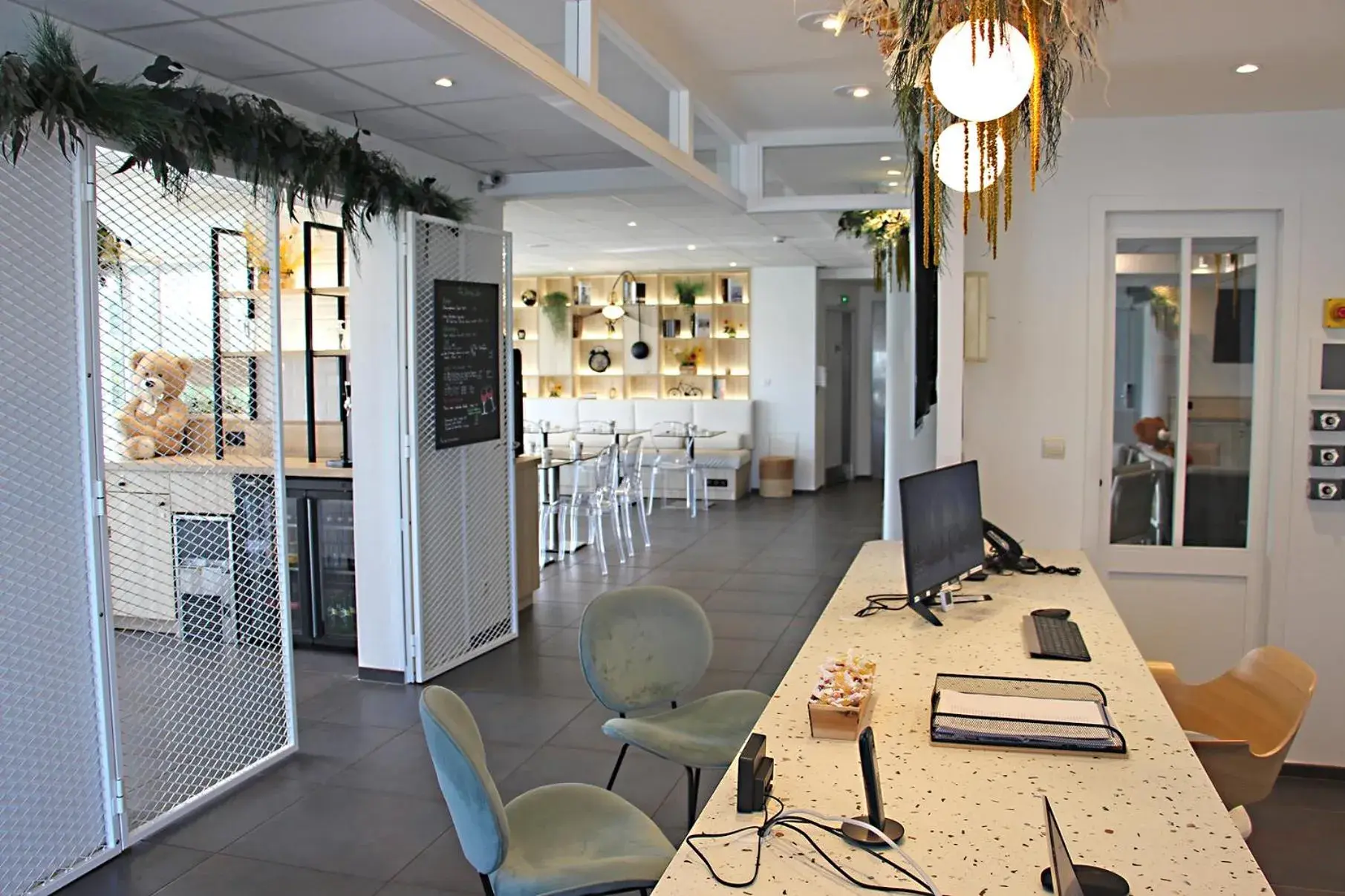 Lobby or reception in Hôtel Kyriad La Rochelle Centre Ville Lobby or reception in Hôtel Kyriad La Rochelle Centre Ville