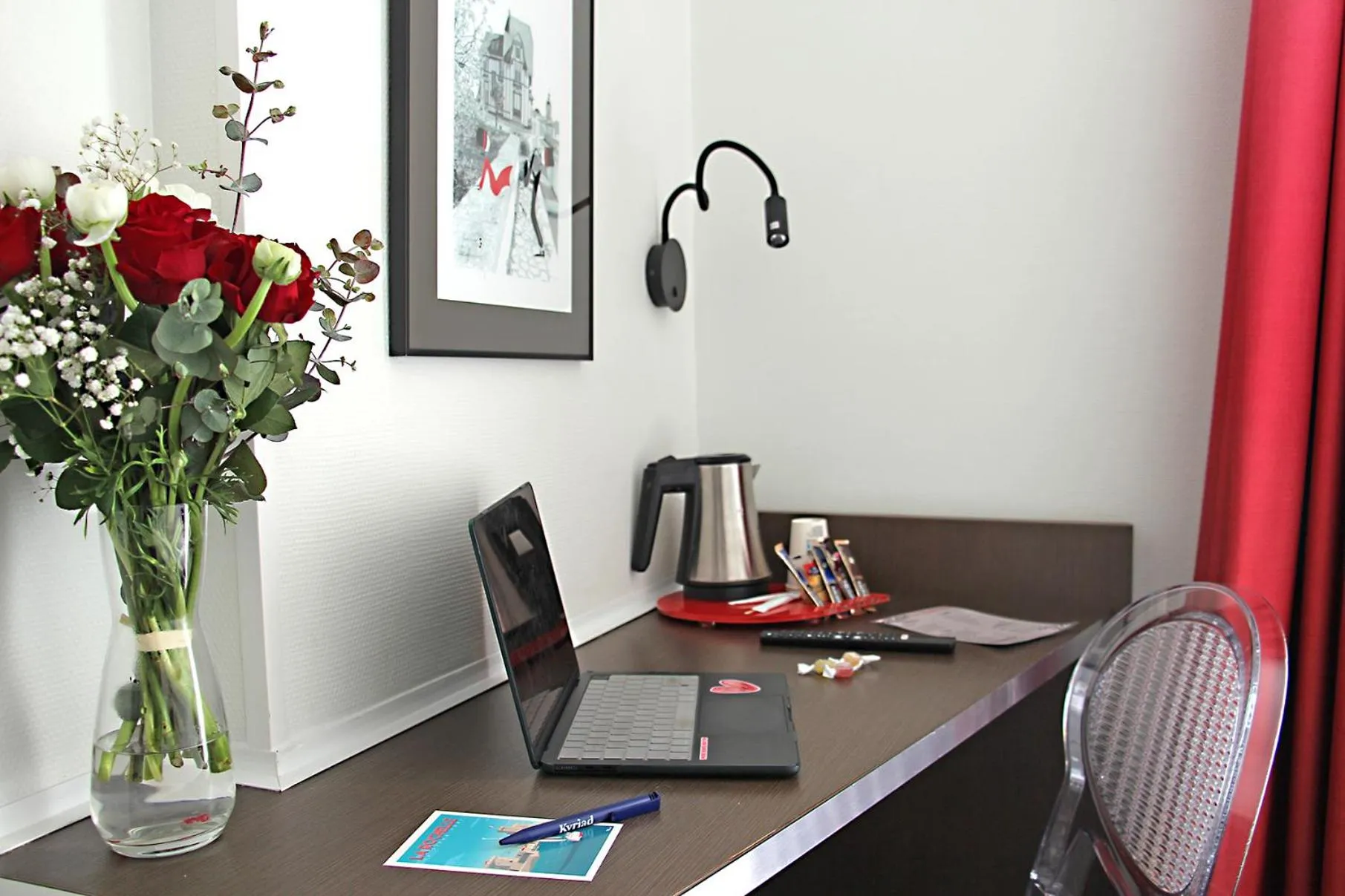 Bedroom in Hôtel Kyriad La Rochelle Centre Ville