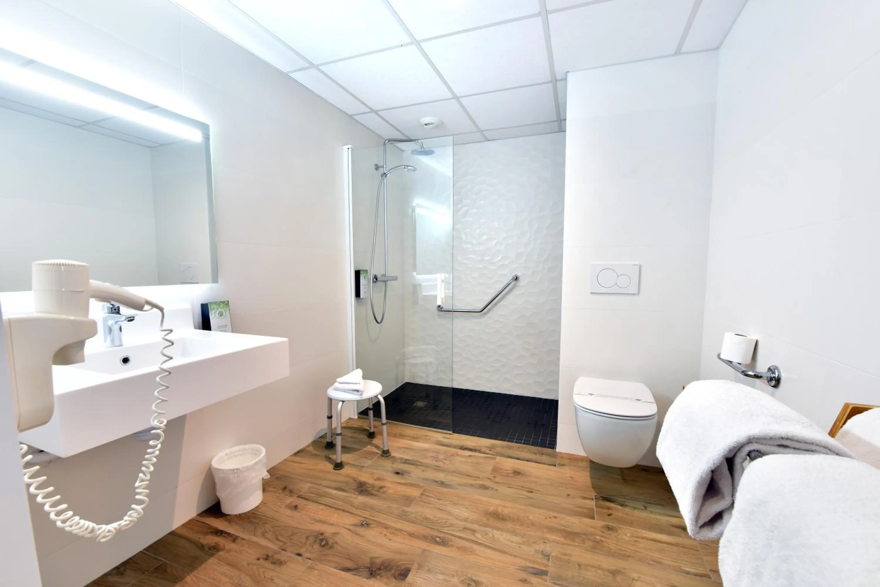 Shower, Bed in Hôtel Kyriad La Rochelle Centre Ville