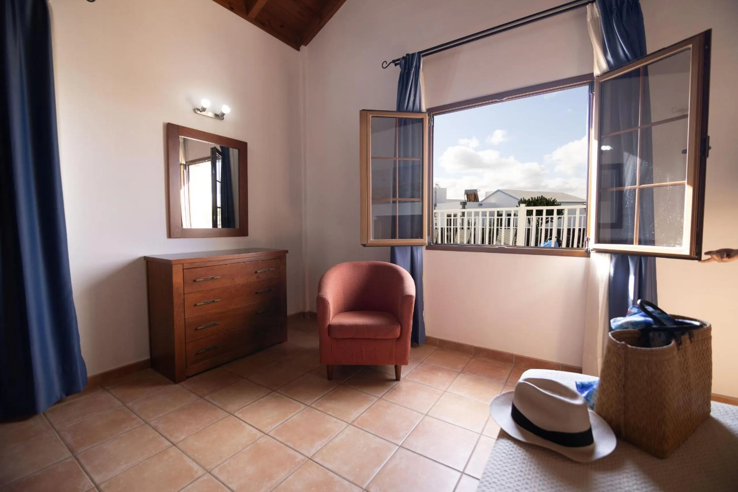 Communal lounge/ TV room in Villas & Apartamentos Tao Mazo