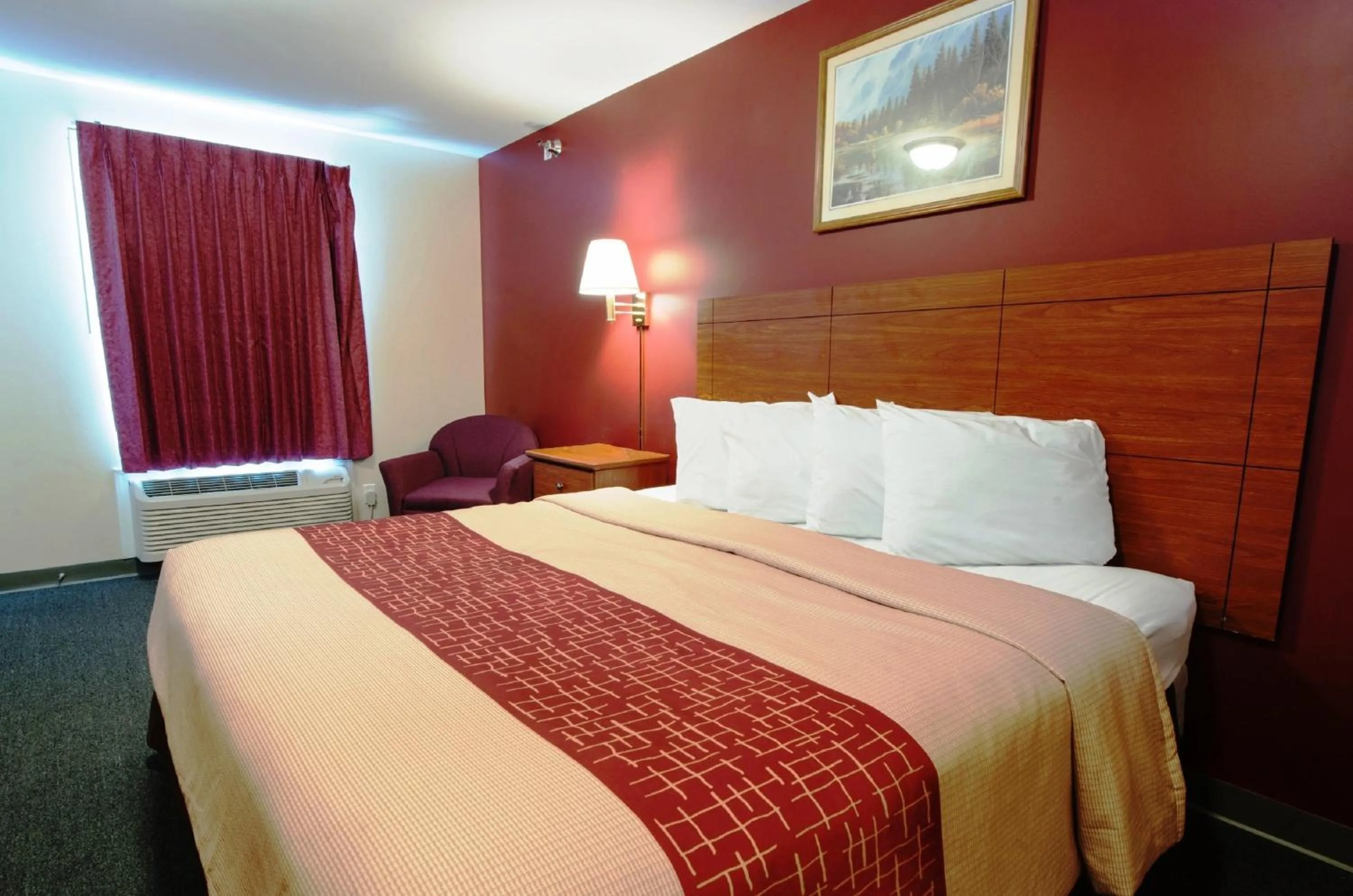 Photo of the whole room, Bed in Red Roof Inn & Suites Dickinson