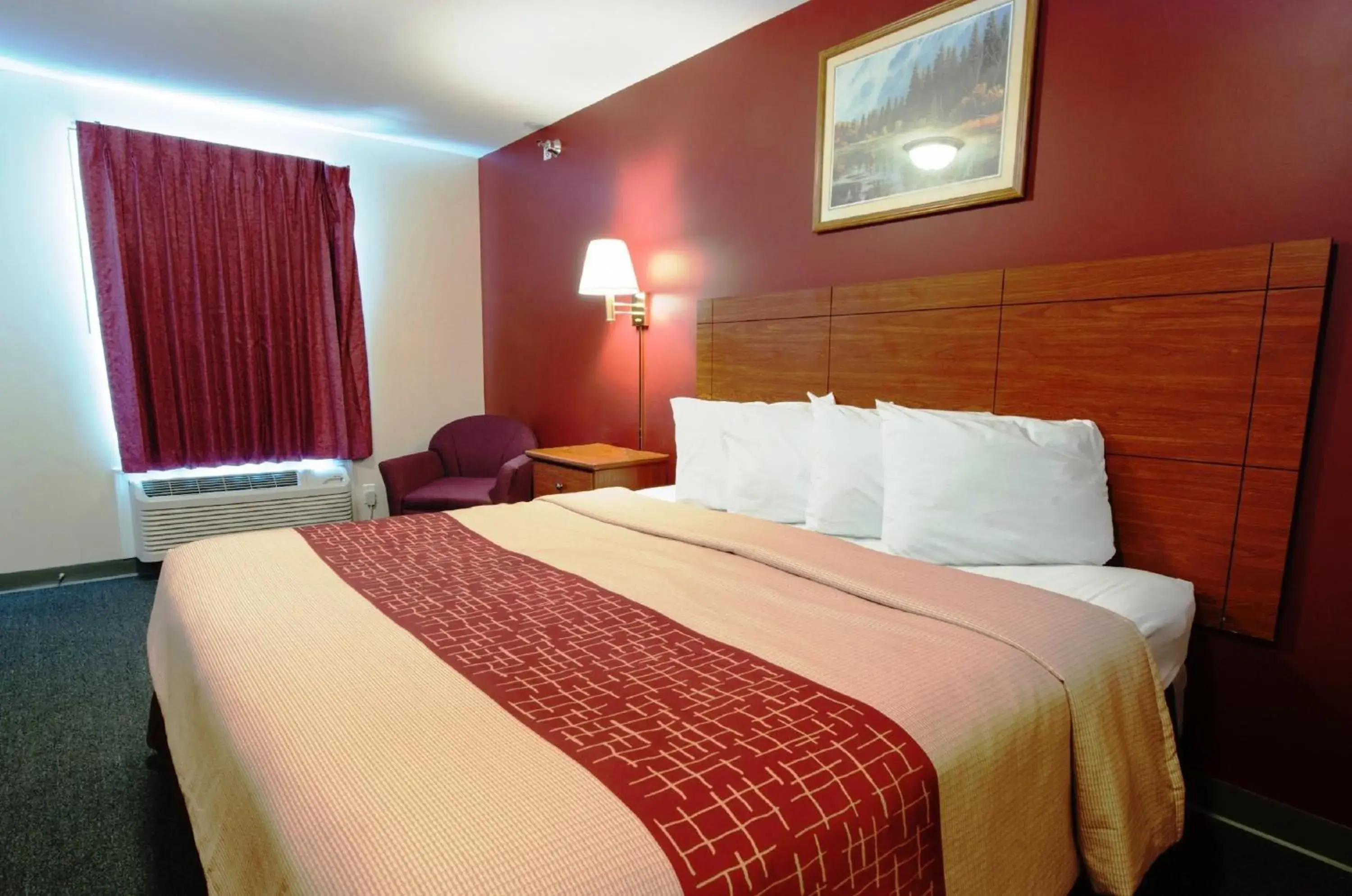 Photo of the whole room, Bed in Red Roof Inn & Suites Dickinson Photo of the whole room, Bed in Red Roof Inn & Suites Dickinson