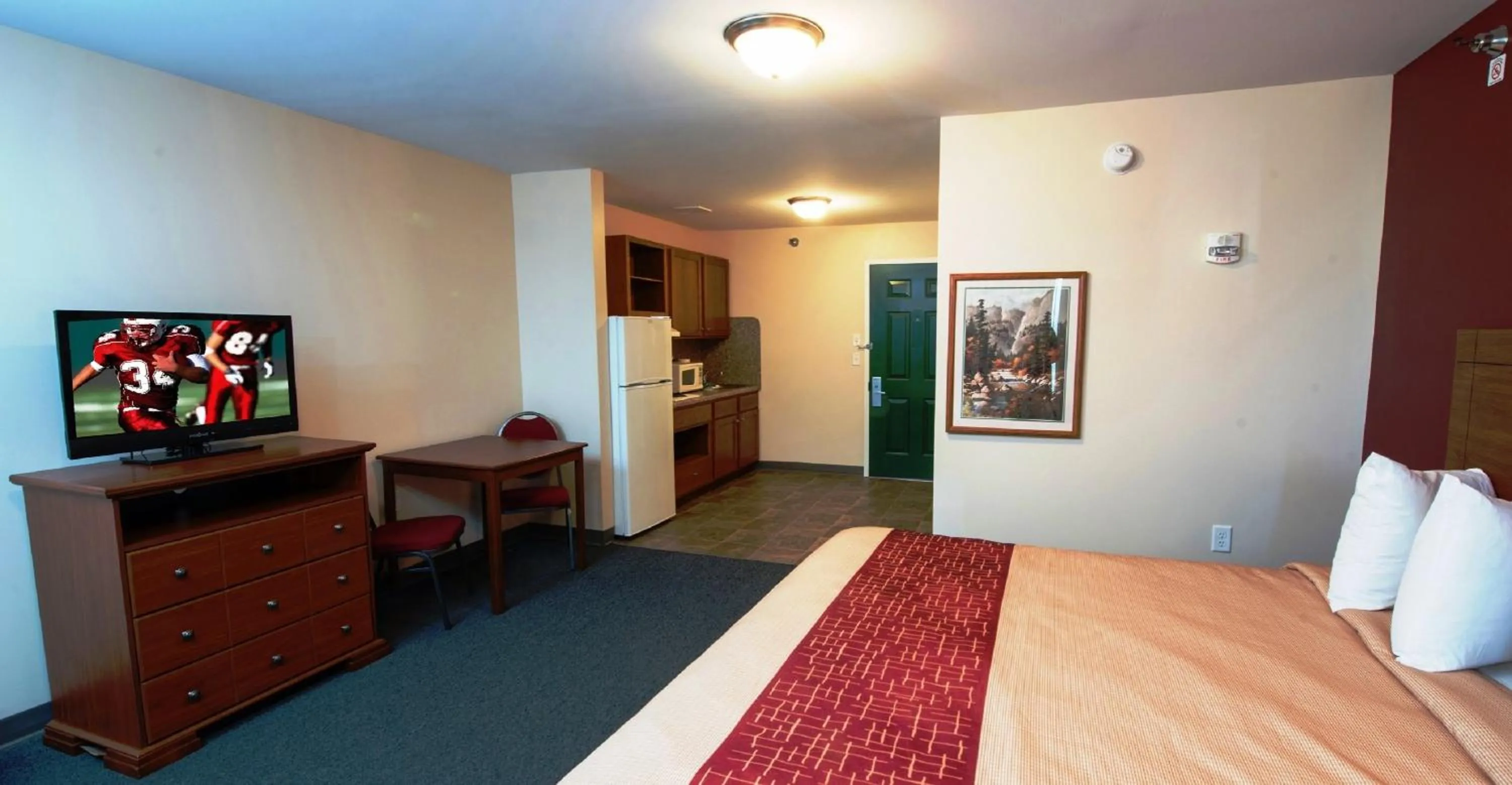 Photo of the whole room, Bed in Red Roof Inn & Suites Dickinson