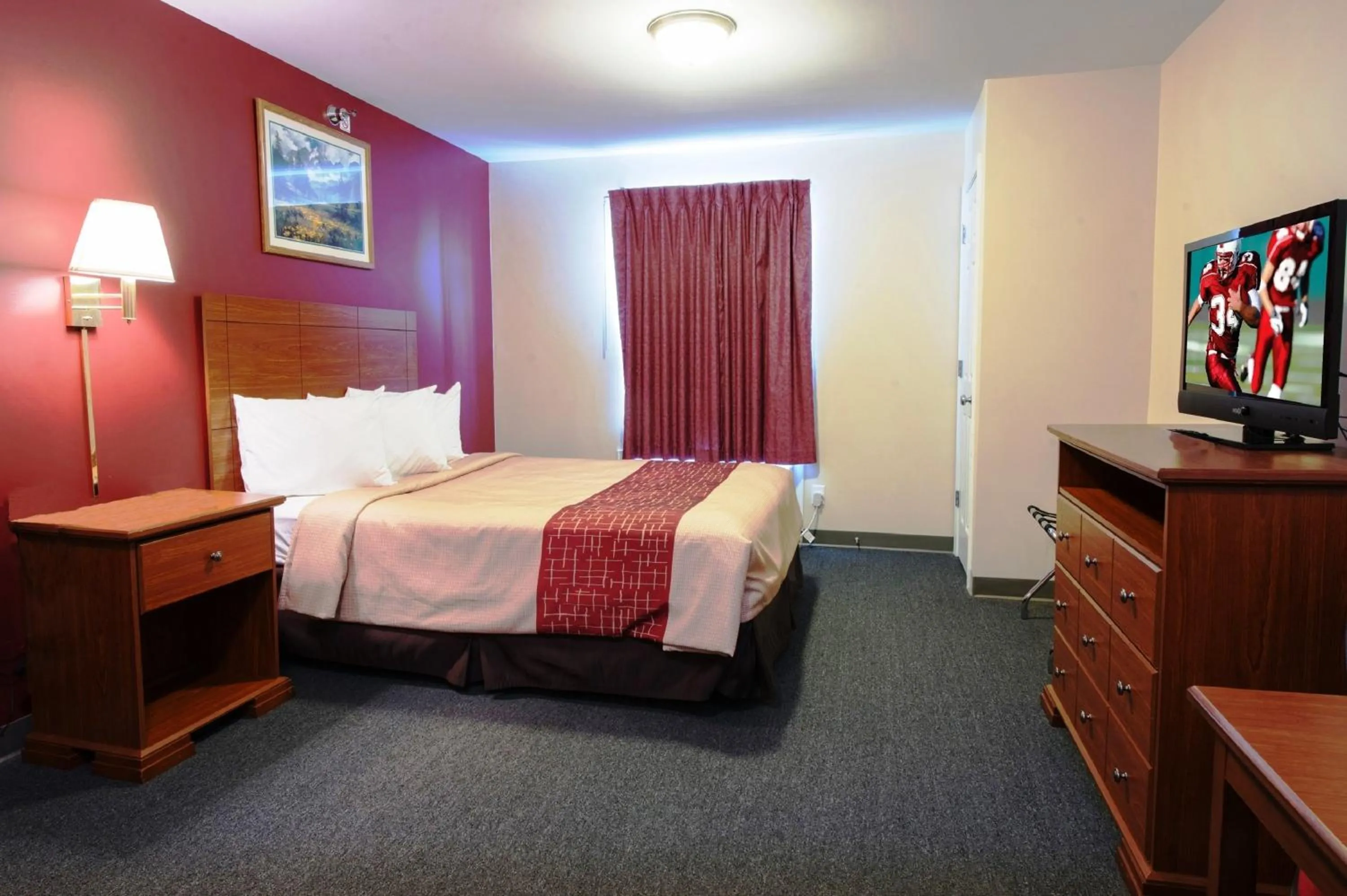 Photo of the whole room, Bed in Red Roof Inn & Suites Dickinson