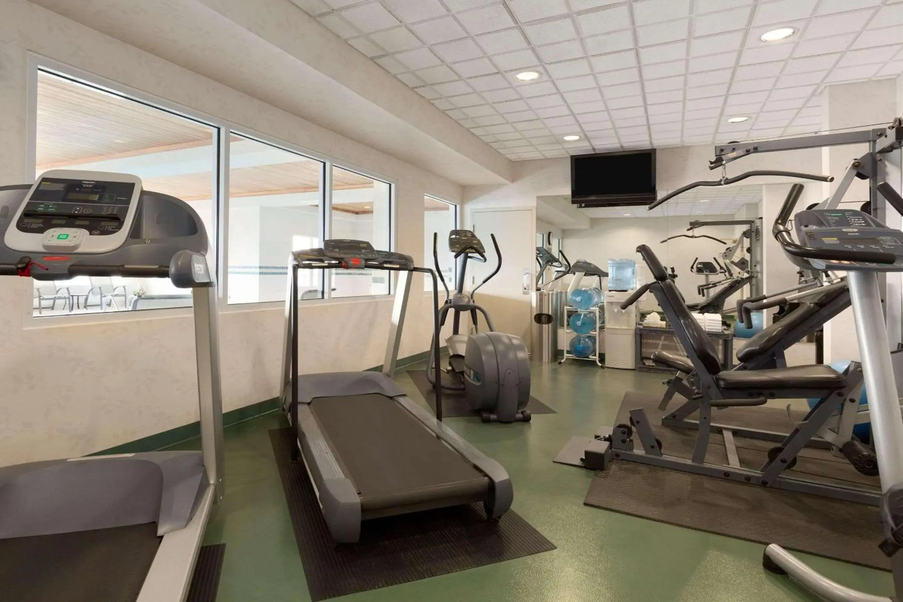 Fitness centre/facilities in Country Inn & Suites by Radisson, Calgary-Northeast Fitness centre/facilities in Country Inn & Suites by Radisson, Calgary-Northeast